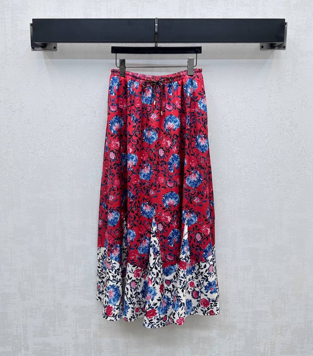 NO:418599,Louis Vuitto*2025 new product is available for printed skirts customized with YB imported twill thick material, smooth and comfortable, all with white, red and blue flowers, branches and leaves, and other natural elements patterns to highlight the brand tone, echoing the hot vacation atmosphere of the hot summer, using cutting and details to improve the exquisiteness, and using micro-A pleated skirt to modify the lines to add a sense of styling, and making the upper body look slimmer and inclusive. Developing auxiliary materials for drawstring pleated skirts. Cloaked and pleated skirts. Commuting and dating vacations are awesome. High-end version,,louis vuitton, skirts, alexander wang19860909Louis Vuitto*2025新品上架印花半身裙定制YB进口斜纹稠材质 光泽垂顺舒适 通体白红蓝花朵枝叶等自然元素图案 彰显品牌调性 呼应炎炎夏日的热辣度假气息 利用裁剪和细节提升精致度 配合微A压褶裙摆修饰线条 增添造型层次感 上身更为显瘦包容 面辅料开发 抽绳压褶半裙剪裁 通勤约会度假随意穿搭出彩时髦 高版本,,louis vuitton,skirts,alexander wang,Women's clothing