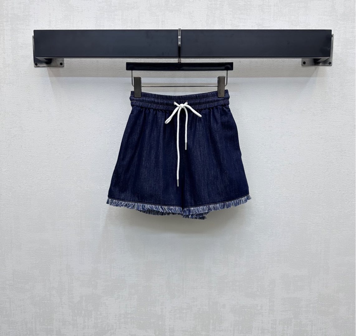 NO:418734,Zimmerman*2025 new product is available on the shelves of breasted high-waist denim shorts customized YB imported twill cotton denim material breathable and soft and skin-friendly. Multiple enzyme washing treatment creates retro denim blue. It is combined with the trouser legs to make a woven old process. It forms a collision with the large body and adds a sense of styling. High-waist drawstring shorts cut can be matched with the same series of shirts. The complete sets are more fashionable and fashionable. It can be worn casually in summer to easily create a good proportion. High-version, shorts, alexander wang19860909Zimmerman*2025新品上架毛边高腰牛仔短裤定制YB进口斜纹棉牛仔材质 透气柔软亲肤 多重酵素水洗处理 打造复古牛仔蓝 配合裤腿磨毛做旧工艺 与大身形成碰撞 增添造型层次感 高腰抽绳短裤剪裁 可搭配同系列衬衣 成套穿搭更显潮流时髦 夏天随意搭配轻松穿出好比例  高版本,,shorts,alexander wang,Women's clothing