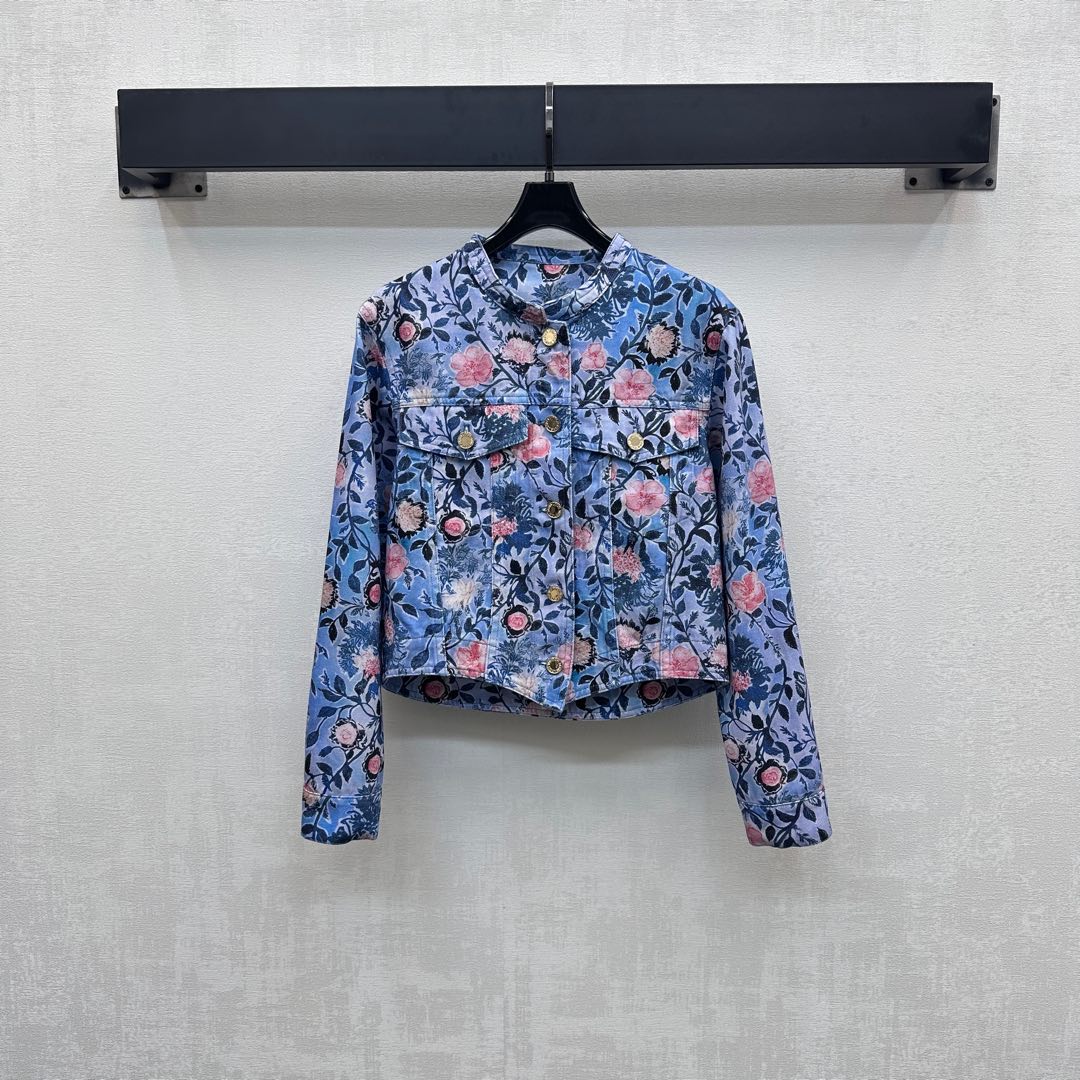 NO:418563,Louis Vuitto*2025 new product is available for printing denim jacket custom YB imported twill cotton denim material, crisp, comfortable and stylish, the whole body rendering process embellishes colorful flower patterns, highlighting the brand tone, symmetrical flip pocket pattern on the chest, matching irregular outline cutting of the clothes hem, adding layering of the styling, surface auxiliary material development, round neck open-coat jacket tailoring, can be matched with the same series of shorts, complete sets of single wear, high-end version,,louis vuitton, shorts, jackets & coats, jackets & coats, alexander wang19860909Louis Vuitto*2025新品上架印花牛仔夹克外套定制YB进口斜纹全棉牛仔材质 挺括舒适有型 通体渲染工艺点缀彩色花朵图案 彰显品牌调性 胸前对称翻盖口袋版型设计 配合衣摆不规则轮廓裁剪处理 增添造型层次感 面辅料开发 圆领开襟外套剪裁 可搭配同系列短裤 成套单穿出彩时髦  高版本,,louis vuitton,shorts,jackets & coats,jackets & coats,alexander wang,Women's clothing