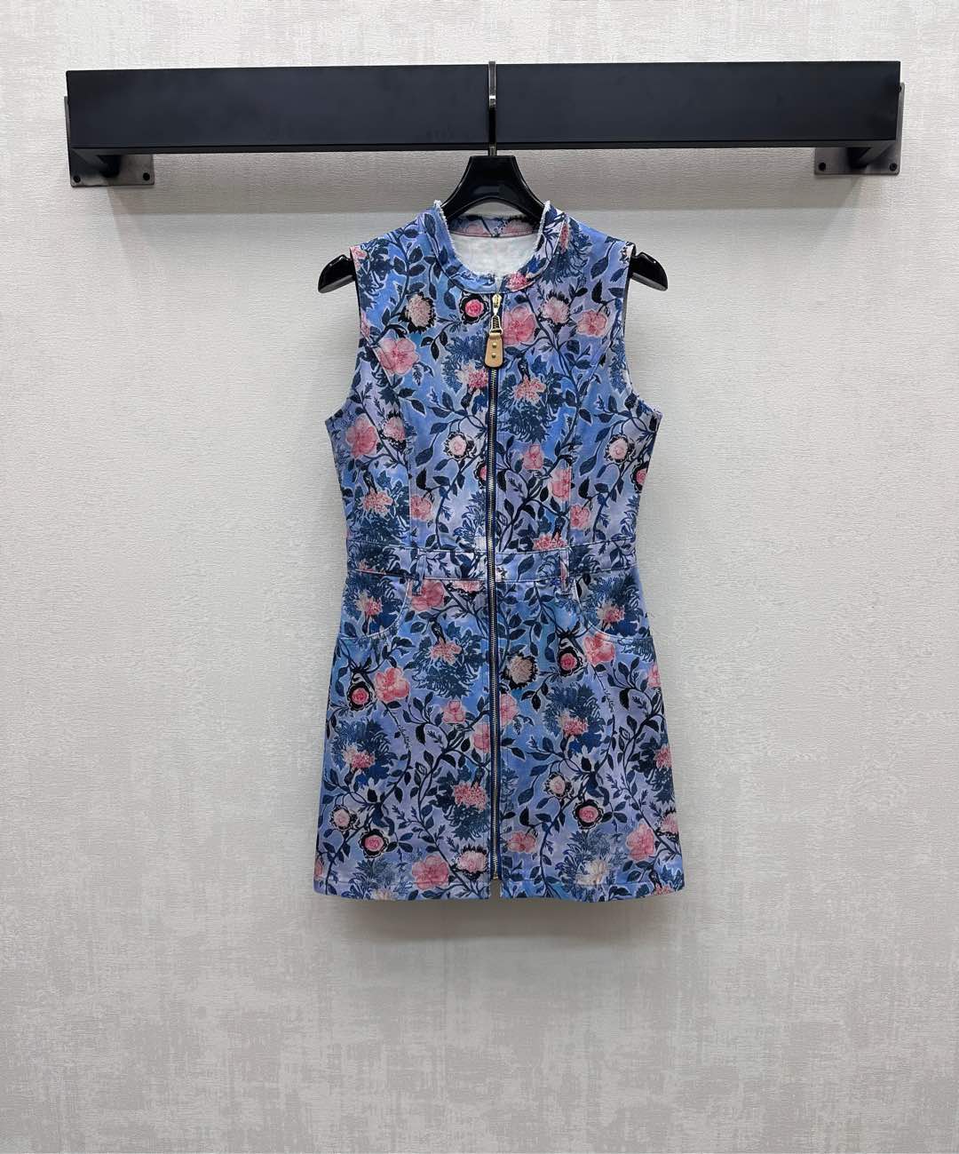 NO:418537,Louis Vuitto*2025 new product is available for printing denim vest skirt custom YB imported twill cotton denim material, crisp, comfortable and stylish, the whole body rendering process embellishes colorful flower patterns, highlights the brand tone, use leather buckle zipper to fully open the plaid adjustment, and combines the waist contour split design of this cloth to add layered shape, surface auxiliary material development, sleeveless dress tailoring, mid-length skirt hem to accommodate body shape, commuting and date outfits are brilliant and fashionable, high version,,louis vuitton, skirts, alexander wang19860909Louis Vuitto*2025新品上架印花牛仔背心裙定制YB进口斜纹全棉牛仔材质 挺括舒适有型 通体渲染工艺点缀彩色花朵图案 彰显品牌调性 沿用皮扣拉链全开襟调节处理 配合本布腰间轮廓分割设计 增添造型层次感 面辅料开发 无袖连衣裙剪裁 中长度裙摆包容身形 通勤约会穿搭出彩时髦  高版本,,louis vuitton,skirts,alexander wang,Women's clothing