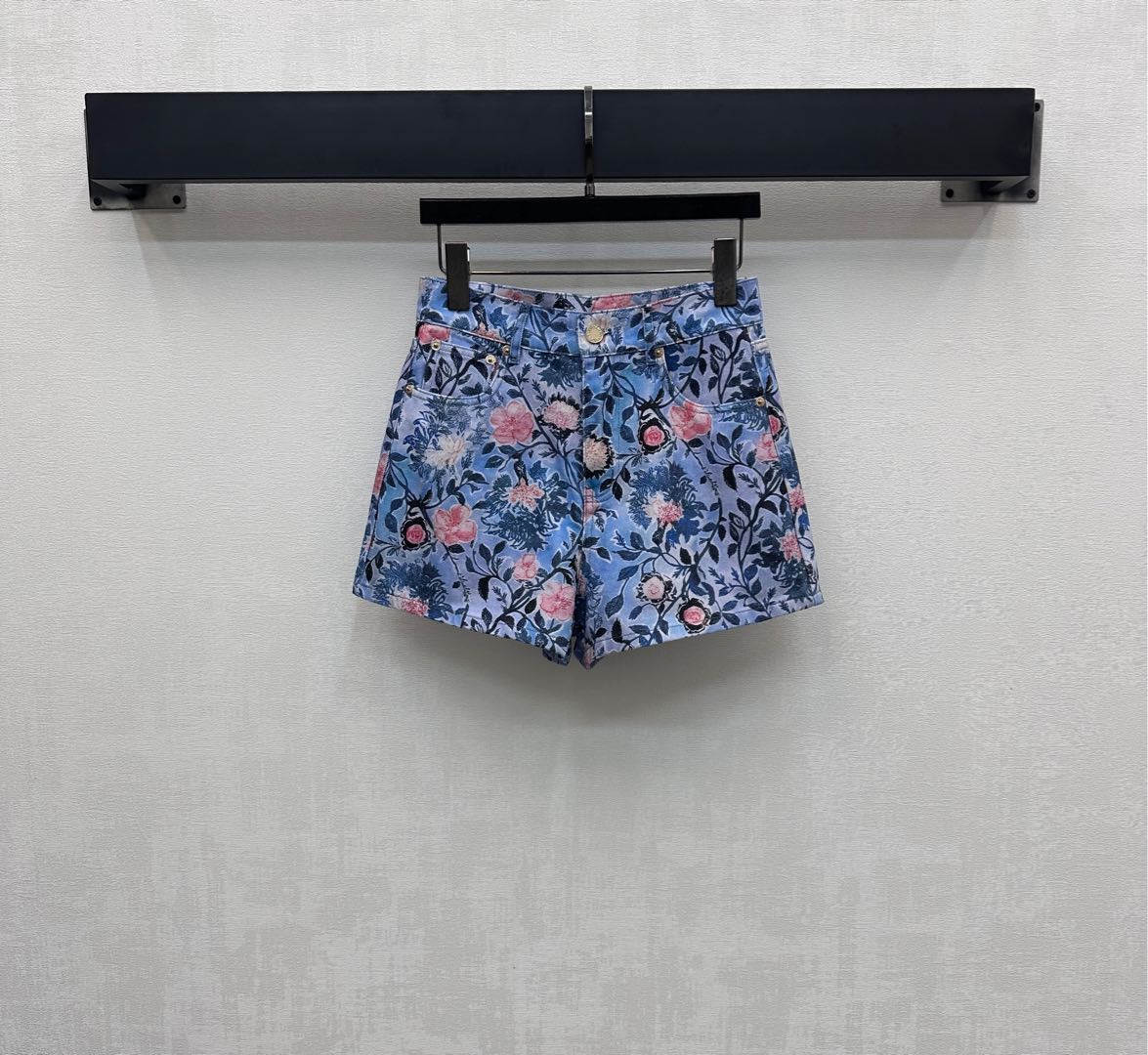 NO:418554,Louis Vuitto*2025 new product is available for printing denim shorts customized YB imported twill cotton denim material, crisp, comfortable and stylish, the whole body rendering process embellishes colorful flower patterns, highlights the brand tone, symmetrical pocket style design, adds styling layering, surface auxiliary material development, high waist button shorts cut, can be matched with jackets in the same series, complete sets of single wear are colorful and fashionable, high version,,louis vuitton, shorts, jackets & coats,alexander wang19860909Louis Vuitto*2025新品上架印花牛仔短裤定制YB进口斜纹全棉牛仔材质 挺括舒适有型 通体渲染工艺点缀彩色花朵图案 彰显品牌调性 对称口袋版型设计 增添造型层次感 面辅料开发 高腰系扣短裤剪裁 可搭配同系列夹克 成套单穿出彩时髦  高版本,,louis vuitton,shorts,jackets & coats,alexander wang,Women's clothing