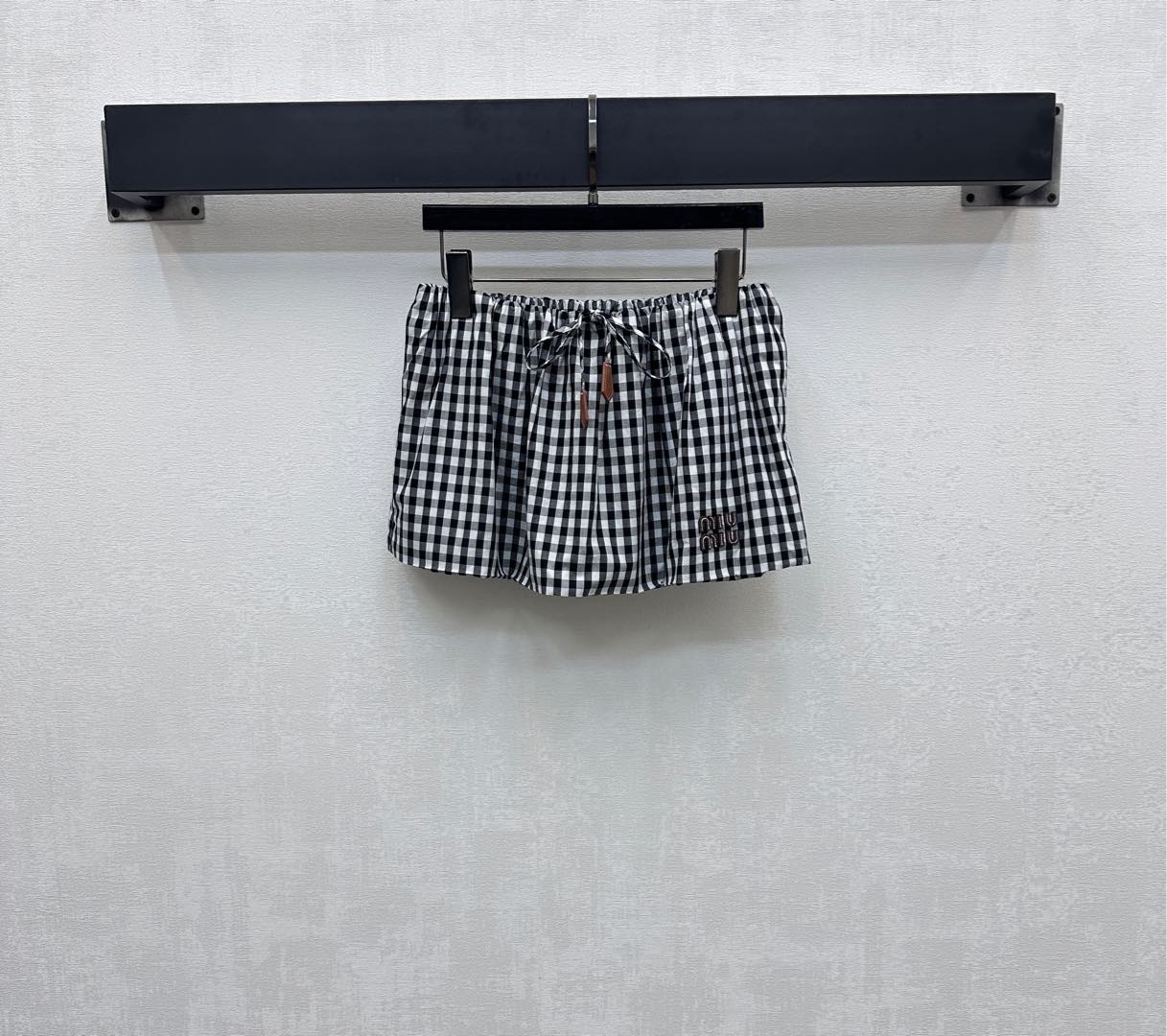 NO:418687,Miumi*2025 new product on the shelves of plaid drawstring short skirt customized YB imported twill cotton material soft and skin-friendly, comfortable and not easy to wrinkle. The whole body is decorated with color-to-face plaid elements. The hem is decorated with iconic leather letter logo to highlight the brand tone and add a sweet and cute atmosphere. The style of the Miao series is exclusively well-behaved and well-behaved college style. The short loose pleated version is adjusted casually with the drawstring of the waist. It is easy to highlight the proportional advantages and add a sense of styling. The surface auxiliary materials are developed. The elastic pleated skirt tailoring can be matched with the same series of shirts. The details are echoed up and down. The complete set is full of age reduction. High-end version,,miumiu, skirts,alexander wang19860909Miumi*2025新品上架格纹抽绳短裙定制YB进口斜纹全棉材质 柔软亲肤 舒适不易皱 通体沿用对色对格格纹元素 下摆标志性皮革字母徽标装饰 彰显品牌调性 增添甜美可爱气息 呈现缪系专属乖巧学院风格 短款宽松压褶版型配合腰间抽绳随意调节更包容 轻松突出比例优势 增添造型层次感 面辅料开发 弹力压褶短裙剪裁 可搭配同系列衬衣 细节徽标上下呼应 成套穿搭减龄满分  高版本,,miumiu,skirts,alexander wang,Women's clothing