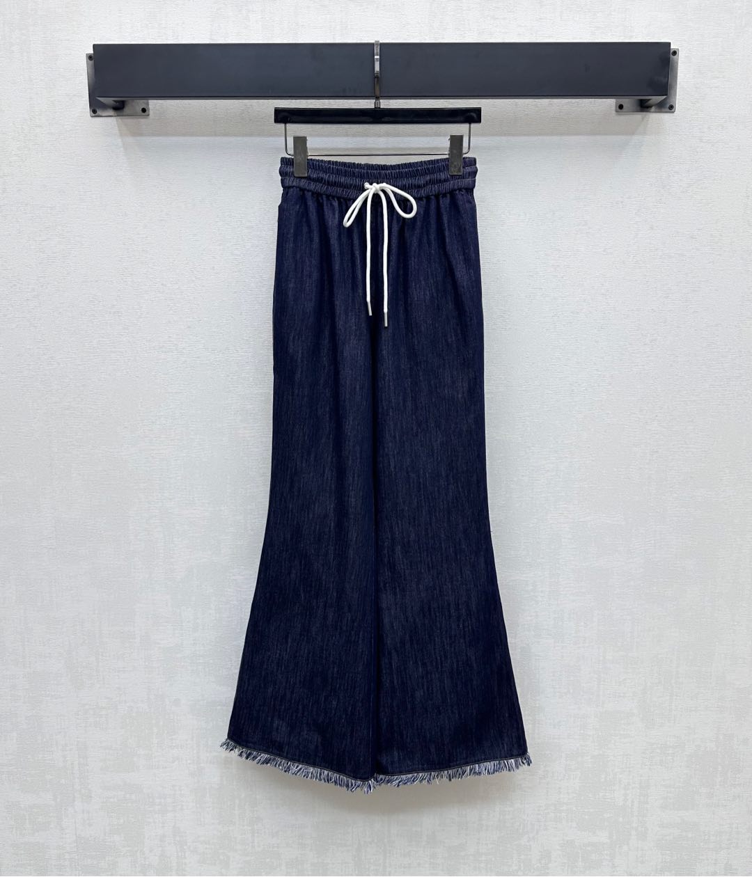 NO:418718,Zimmerman*2025 new product is available on the shelves of breasted high-waist denim trousers customized YB imported twill cotton denim material breathable and soft skin-friendly. Multiple enzyme washing treatment creates retro denim blue. Combined with the trouser legs, aging process, and a collision with the large body, adding a sense of styling. High-waist drawstring trousers cut. It can be matched with the same series of shirts. The complete set is more fashionable and fashionable. It can be worn casually in summer and easily wear a good proportion. High-version, alexander wang19860909Zimmerman*2025新品上架毛边高腰牛仔长裤定制YB进口斜纹棉牛仔材质 透气柔软亲肤 多重酵素水洗处理 打造复古牛仔蓝 配合裤腿磨毛做旧工艺 与大身形成碰撞 增添造型层次感 高腰抽绳长裤剪裁 可搭配同系列衬衣 成套穿搭更显潮流时髦 夏天随意搭配轻松穿出好比例  高版本,,alexander wang,Women's clothing