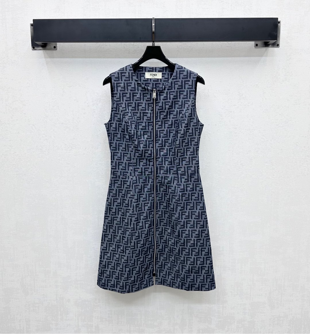 NO:421698,Fend*2025 new product is on the shelves of the jacquard denim vest skirt. Custom YB imported twill cotton material. Enzyme washes and is not easy to dye and decolorize. Soft and comfortable. The whole body is full of iconic letter logo elements. Decorated with the details of the back waist leather brand to highlight the brand tone. The front edge of the chest is adjusted with an open zipper to facilitate putting on and taking off. Adding a sense of styling. The surface auxiliary material development. Sleeveless dress tailoring. Commuting and date outfits are brilliant and fashionable. High-version, fendi, skirts, alexander wang19860909Fend*2025新品上架提花牛仔背心裙定制YB进口斜纹全棉材质材质 酵素水洗不易染色脱色 柔软舒适 通体印满标志性字母徽标元素 配合后腰皮牌细节装饰 彰显品牌调性 胸前沿用开襟拉链调节设计 方便穿脱 增添造型层次感 面辅料开发 无袖连衣裙剪裁 通勤约会穿搭出彩时髦 高版本,,fendi,skirts,alexander wang,Women's clothing