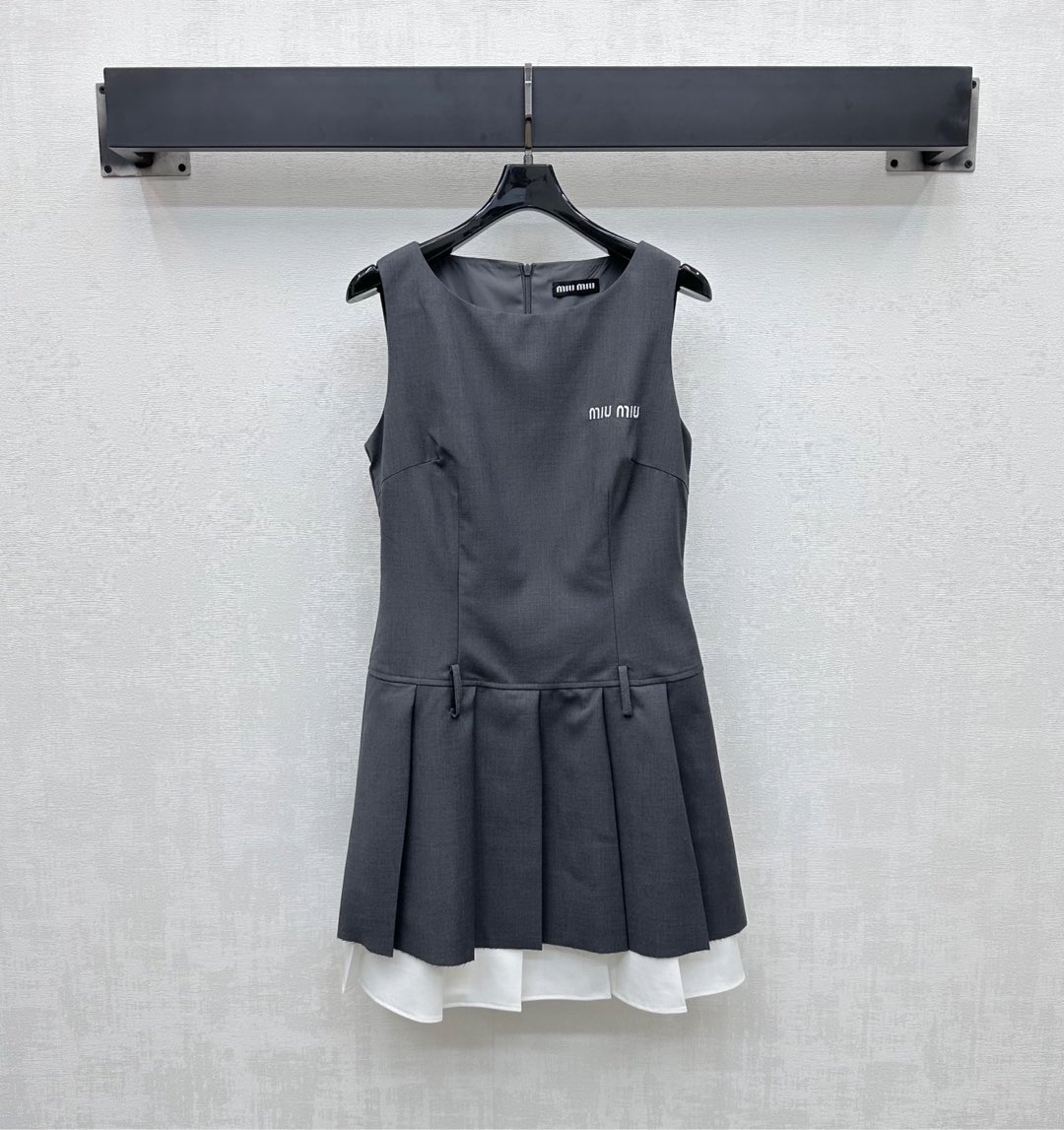 NO:421642,Miumi*2025 new product is on the shelves of spliced ​​pleated vest skirts, customized YB imported acetic acid material, texture is shiny, comfortable and smooth, voxel color base with spliced ​​pleated skirt hem, adding layered look, iconic embroidered letters on the chest, highlighting the brand tone, surface and auxiliary materials development, sleeveless dress tailoring, simple and elegant upper body, commuting and date outfits are brilliant and fashionable, high version 2 colors,,miumiu, skirts, alexander wang19860909Miumi*2025新品上架拼接压褶背心裙定制YB进口醋酸材质 质感光泽 舒适垂顺 通体素色打底配合拼接压褶裙摆处理 增添造型层次感 胸前标志性刺绣字母点缀装饰 彰显品牌调性 面辅料开发 无袖连衣裙剪裁 上身简约大气 通勤约会穿搭出彩时髦  高版本2色,,miumiu,skirts,alexander wang,Women's clothing