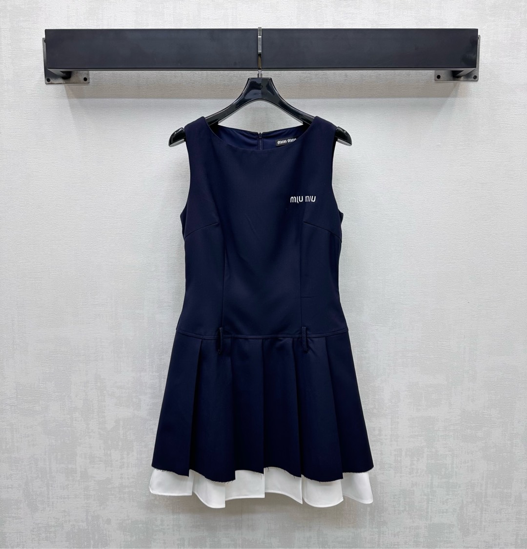 NO:421622,Miumi*2025 new product is on the shelves of spliced ​​pleated vest skirts, customized YB imported acetic acid material, texture is shiny, comfortable and smooth, voxel color base with spliced ​​pleated skirt hem, adding layered look, iconic embroidered letters on the chest, highlighting the brand tone, surface and auxiliary materials development, sleeveless dress tailoring, simple and elegant upper body, commuting and date outfits are brilliant and fashionable, high version 2 colors,,miumiu, skirts, alexander wang19860909Miumi*2025新品上架拼接压褶背心裙定制YB进口醋酸材质 质感光泽 舒适垂顺 通体素色打底配合拼接压褶裙摆处理 增添造型层次感 胸前标志性刺绣字母点缀装饰 彰显品牌调性 面辅料开发 无袖连衣裙剪裁 上身简约大气 通勤约会穿搭出彩时髦  高版本2色,,miumiu,skirts,alexander wang,Women's clothing