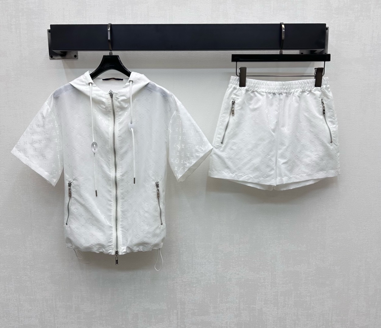 NO:421658,Louis Vuitto*2025 new product hooded sunscreen jacket shorts set customized YB imported nylon jacquard material, comfortable and easy to wear, crisp and stylish, full-print iconic four-leaf clover letters, dark pattern jacquard logo elements, highlighting the brand tone, the jacket uses an open zipper to adjust the symmetrical pocket zipper design, adding layered styling, pants are decorated with elastic belts, casual and fashionable, and the visual effect is richer. The surface and accessories are developed. The hooded short-sleeved jacket is matched with the same series of shorts suits. Details echo up and down. The complete set is fashionable and fashionable. High-version 2 colors,,louis vuitton, shorts, jackets & coats, T-shirt,hats,alexander wang19860909Louis Vuitto*2025新品上架连帽防晒外套短裤套装定制YB进口尼龙提花材质 舒适好穿 挺括有型 通体满印标志性四叶草字母暗纹提花徽标元素 彰显品牌调性 外套沿用开襟拉链调节对称口袋拉链设计 增添造型层次感 裤子以弹力腰带修饰身形 休闲时尚 视觉效果更显丰富 面辅料开发 连帽短袖外套搭配同系列短裤套装 细节上下呼应 成套穿搭时髦洋气  高版本2色,,louis vuitton,shorts,jackets & coats,T-shirt,hats,alexander wang,Women's clothing