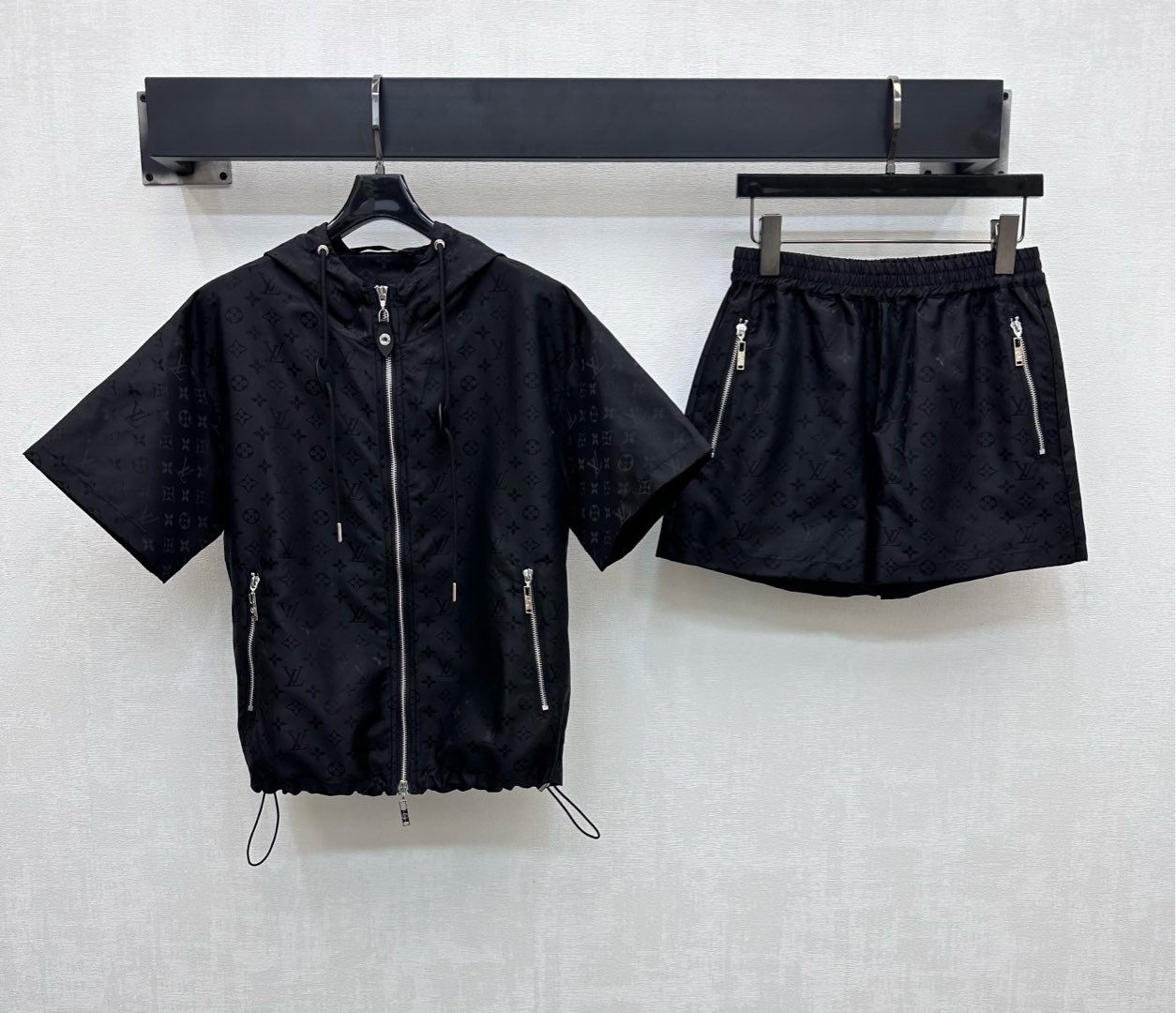 NO:421677,Louis Vuitto*2025 new product hooded sunscreen jacket shorts set customized YB imported nylon jacquard material, comfortable and easy to wear, crisp and stylish, full-print iconic four-leaf clover letters, dark pattern jacquard logo elements, highlighting the brand tone, the jacket uses an open zipper to adjust the symmetrical pocket zipper design, adding layered styling, pants are decorated with elastic belts, casual and fashionable, and the visual effect is richer. The surface and accessories are developed. The hooded short-sleeved jacket is matched with the same series of shorts suits. Details echo up and down. The complete set is fashionable and fashionable. High-version 2 colors,,louis vuitton, shorts, jackets & coats, T-shirt,hats,alexander wang19860909Louis Vuitto*2025新品上架连帽防晒外套短裤套装定制YB进口尼龙提花材质 舒适好穿 挺括有型 通体满印标志性四叶草字母暗纹提花徽标元素 彰显品牌调性 外套沿用开襟拉链调节对称口袋拉链设计 增添造型层次感 裤子以弹力腰带修饰身形 休闲时尚 视觉效果更显丰富 面辅料开发 连帽短袖外套搭配同系列短裤套装 细节上下呼应 成套穿搭时髦洋气  高版本2色,,louis vuitton,shorts,jackets & coats,T-shirt,hats,alexander wang,Women's clothing