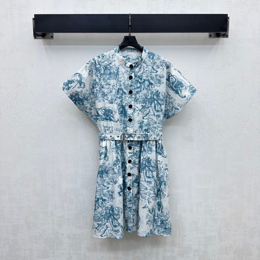 NO:421740,Dio*'s newest product is on the shelves of belt printed dress custom YB imported twill cotton material. The texture is upright and soft. The upper body is stylish. The jungle animal pattern is printed on the whole body, bringing a strong vacation atmosphere. The brand tone is highlighted. The belt is adjusted with open-clad buttons to adjust the fabric belt outline design to add a sense of styling. The upper body is high-end. The surface auxiliary material development. Short-sleeved dress tailoring. Commuter date outfits are high-end. High-end version, dior, skirts, T-shirt, alexander wang19860909Dio*新品上架腰带印花连衣裙定制YB进口斜纹棉材质 质感立挺柔软 上身有型 通体满印丛林动物图案 带来浓烈度假气息 彰显品牌调性 沿用开襟纽扣调节本布腰带勾勒设计 增添造型层次感 上身森系显高级 面辅料开发 短袖连衣裙剪裁 通勤约会穿搭高级时髦 高版本,,dior,skirts,T-shirt,alexander wang,Women's clothing