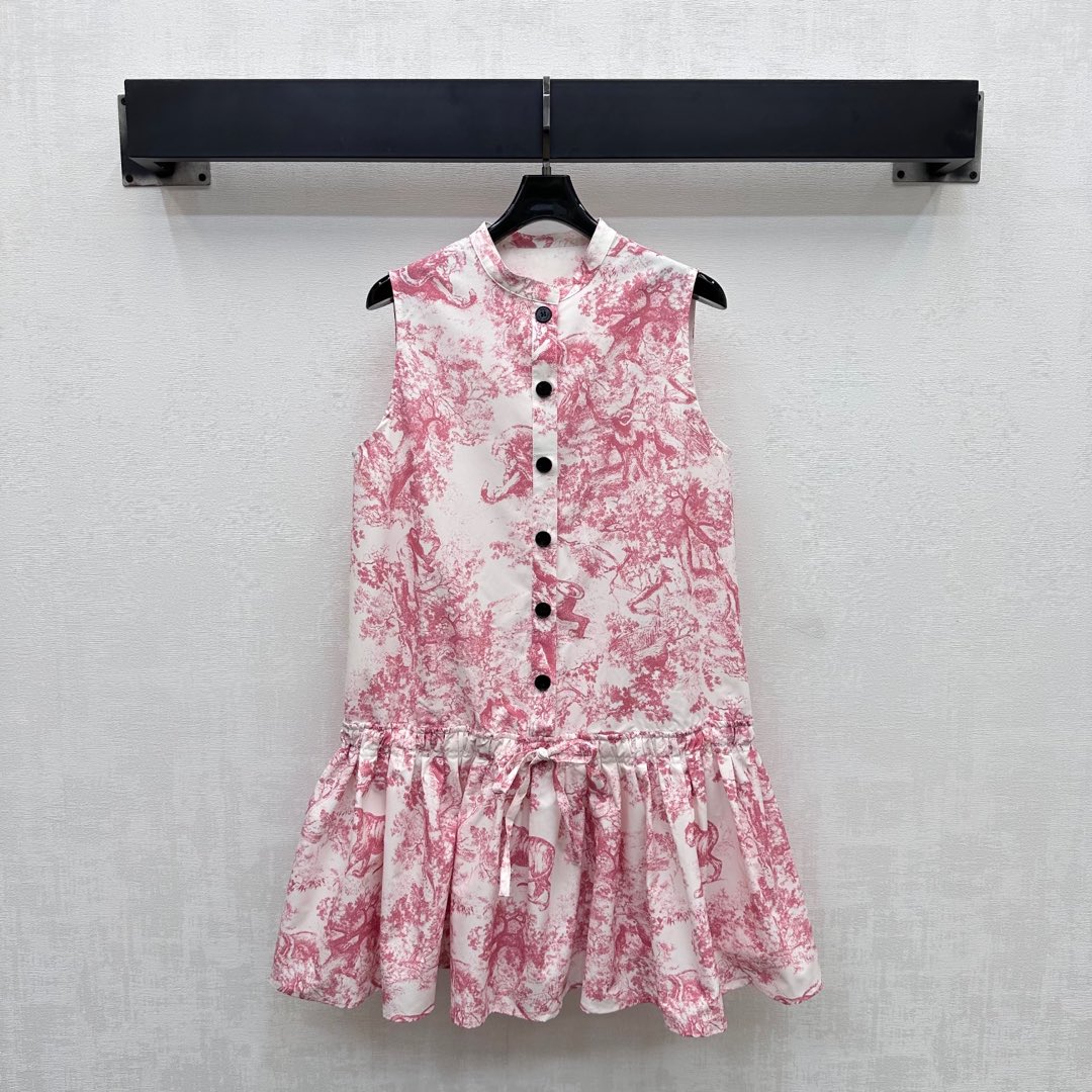 NO:421725,Dio*'s new product is on the shelves of drawstring printed vest skirts, custom YB imported twill cotton material, with a straight and soft texture, a stylish upper body, full of jungle animal patterns, bringing a strong vacation atmosphere, highlighting the brand tone, using half-paced buttons to adjust the waist cloth drawstring waist design, adding layered styling, matching with low-waisted pleated skirt design, upper body forest style looks high-end, surface auxiliary material development, sleeveless dress tailoring, commuting and date outfits, high-end version,,dior, skirts,alexander wang19860909Dio*新品上架抽绳印花背心裙定制YB进口斜纹棉材质 质感立挺柔软 上身有型 通体满印丛林动物图案 带来浓烈度假气息 彰显品牌调性 沿用半开襟纽扣调节腰间本布抽绳收腰设计 增添造型层次感 配合低腰压褶裙摆设计 上身森系显高级 面辅料开发 无袖连衣裙剪裁 通勤约会穿搭出彩时髦  高版本,,dior,skirts,alexander wang,Women's clothing