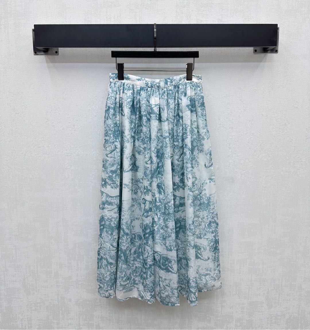 NO:421690,Dio*'s new product is on the shelves of printed pleated skirts, custom YB imported silk cotton material, texture is shiny, smooth and stylish, full of jungle animal patterns, bringing a strong vacation atmosphere, highlighting the brand tone, half-clad zipper adjustment design on the waist, convenient to put on and take off, add a sense of styling, use moderate length to modify the lower body lines to create a literary sense, the upper body is more fashionable, facial auxiliary materials development, high waist mid-length skirt tailoring, commuting date matching with the same series top outfit, simple and atmospheric, high-version, dior, skirts, alexander wang19860909Dio*新品上架印花压褶半裙定制YB进口丝棉材质 质感光泽 垂顺有型 通体满印丛林动物图案 带来浓烈度假气息 彰显品牌调性 腰侧沿用半开襟拉链调节设计 方便穿脱 增添造型层次感 利用适中长度修饰下半身线条 打造文艺感 上身更为洋气时髦 面辅料开发 高腰中长半裙剪裁 通勤约会搭配同系列上装穿搭简约大气   高版本,,dior,skirts,alexander wang,Women's clothing