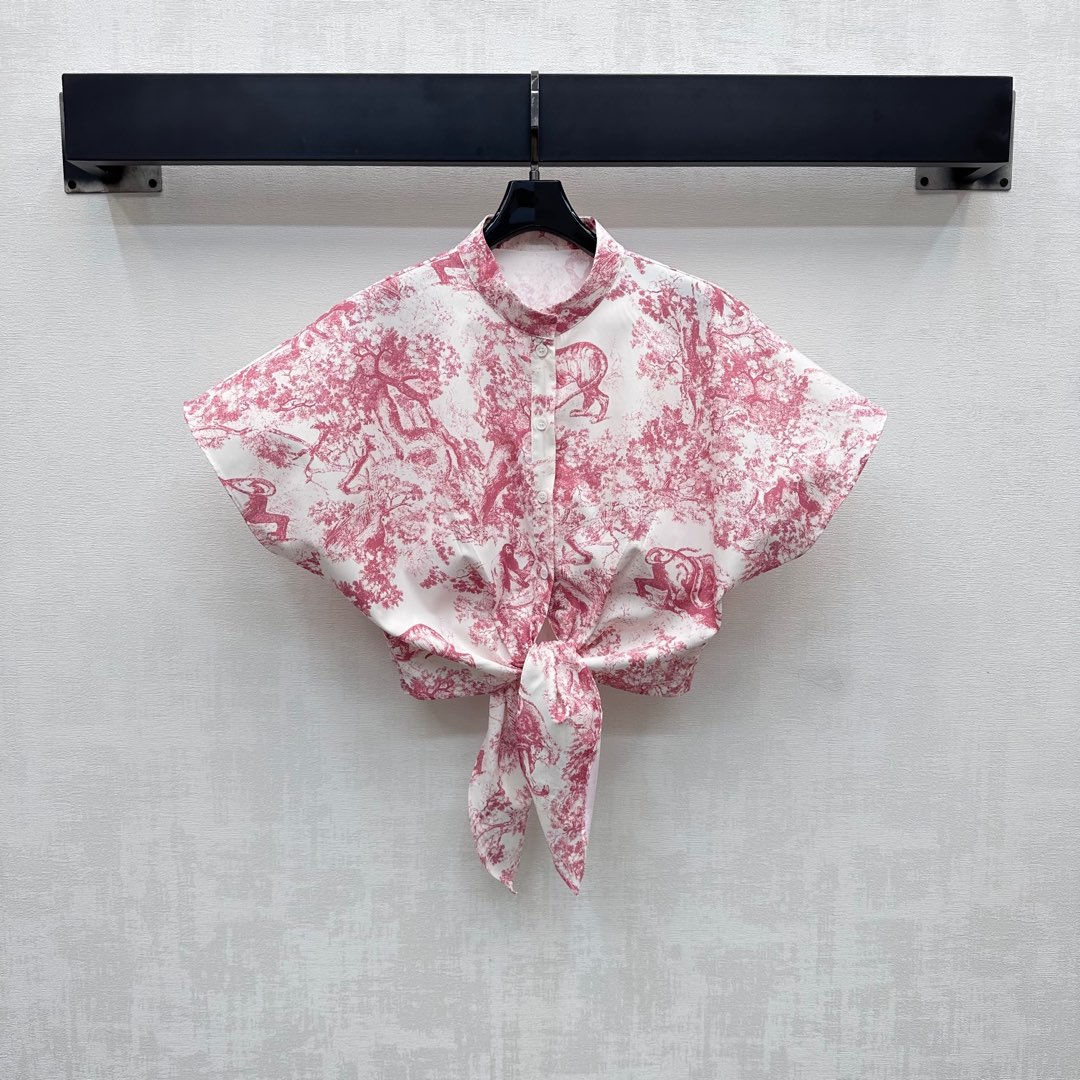 NO:421708,Dio* new product is available. Customized YB twill cotton lace-up shirt, breathable and comfortable, full texture. The whole body is full of jungle animal patterns. The center hem is lit with laces to highlight the brand tone. The design is adjusted using open-clad buttons to add a sense of styling. The surface auxiliary material development. Short wide-sleeved shirt tailoring can be matched with the same series of skirts. Complete sets of outfits create a relaxed holiday. High-end version,,dior, skirts,shirts,alexander wang19860909Dio*新品上架 系带印花衬衫定制YB斜纹棉材质 透气舒适 质感十足 通体印满丛林动物图案 居中下摆以系带点亮设计 彰显品牌调性 沿用开襟纽扣调节设计 增添造型层次感 面辅料开发 短款阔袖衬衫剪裁 可搭配同系列半裙 成套穿搭打造度假松弛感  高版本,,dior,skirts,shirts,alexander wang,Women's clothing