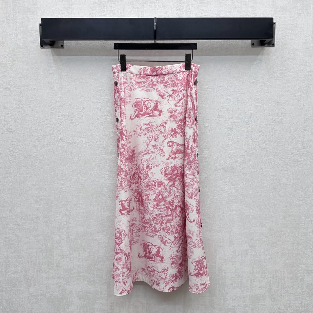 NO:421650,Dio* new product top-mounted placket button printed skirt custom YB imported twill thick cotton material, texture shiny, smooth and stylish, full of jungle animal pattern elements, highlighting the brand tone, the side edge of the skirt uses open button adjustment design to add styling layering, surface auxiliary material development, high-waist straight skirt tailoring, random matching with the same series tops, commuting and vacation outfits high-end fashionable, high-version 2 colors,,dior, skirts,alexander wang19860909Dio*新品上架襟扣印花半裙定制YB进口斜纹稠棉材质 质感光泽 垂顺有型 通体印满丛林动物图案元素 彰显品牌调性 裙侧沿用开襟纽扣调节设计 增添造型层次感 面辅料开发 高腰直筒半裙剪裁 随意搭配同系列上装 通勤度假穿搭高级时髦 高版本2色,,dior,skirts,alexander wang,Women's clothing