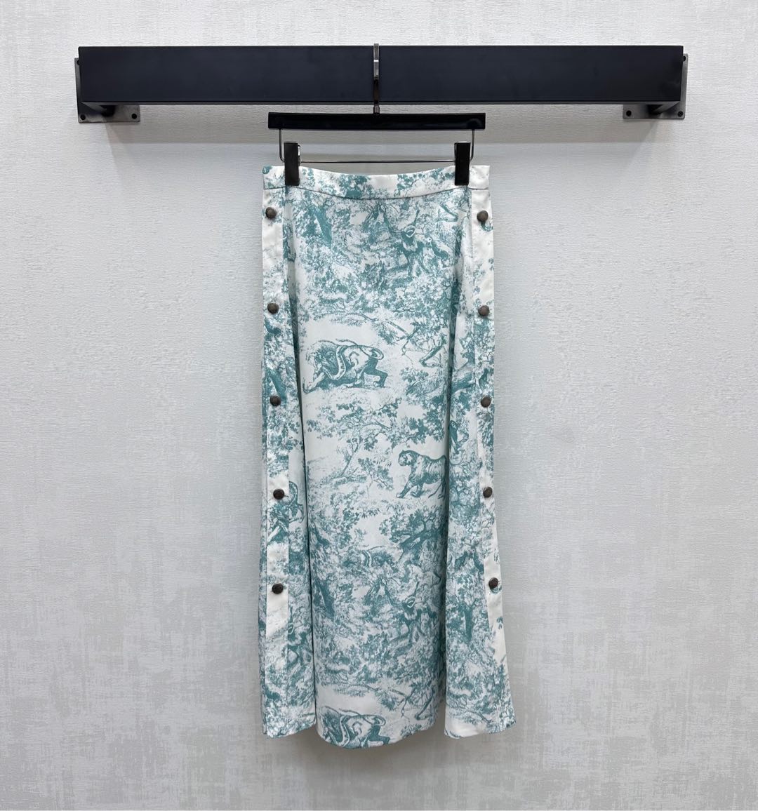 NO:421670,Dio* new product top-mounted placket button printed skirt custom YB imported twill thick cotton material, texture shiny, smooth and stylish, full of jungle animal pattern elements, highlighting the brand tone, the side edge of the skirt uses open button adjustment design to add styling layering, surface auxiliary material development, high-waist straight skirt tailoring, random matching with the same series tops, commuting and vacation outfits high-end fashionable, high-version 2 colors,,dior, skirts,alexander wang19860909Dio*新品上架襟扣印花半裙定制YB进口斜纹稠棉材质 质感光泽 垂顺有型 通体印满丛林动物图案元素 彰显品牌调性 裙侧沿用开襟纽扣调节设计 增添造型层次感 面辅料开发 高腰直筒半裙剪裁 随意搭配同系列上装 通勤度假穿搭高级时髦 高版本2色,,dior,skirts,alexander wang,Women's clothing