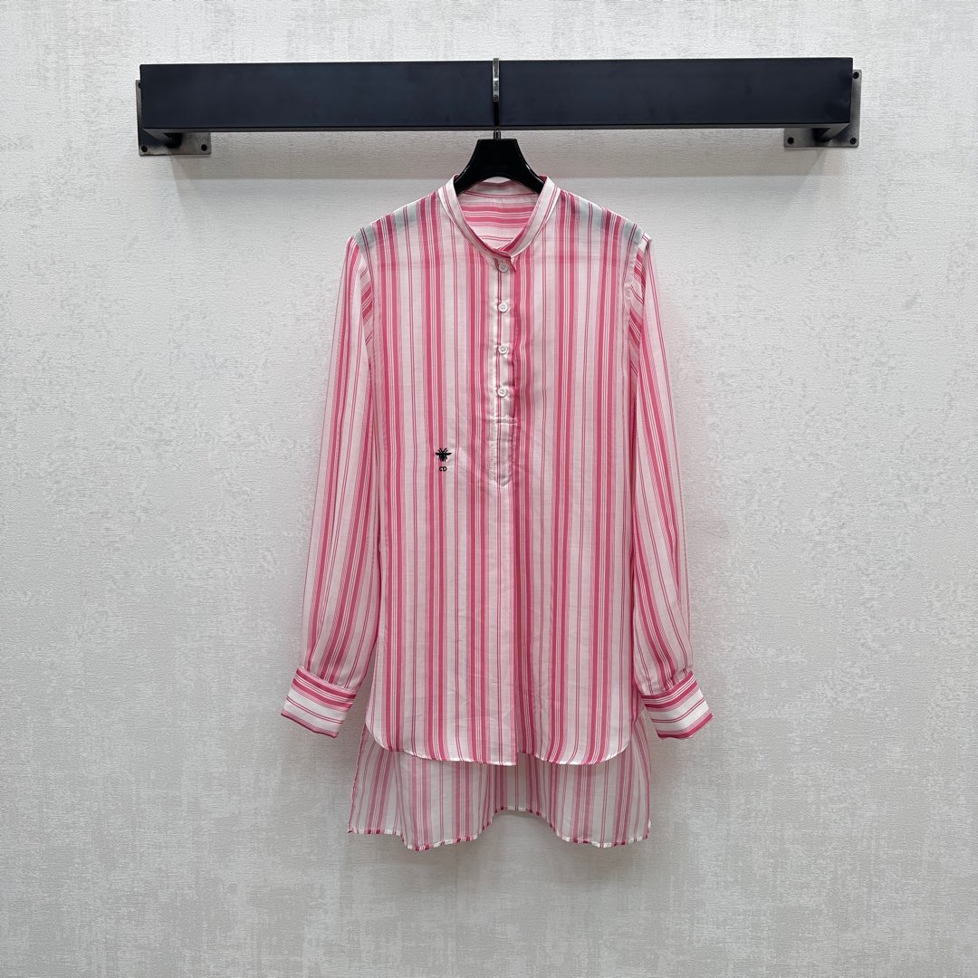 NO:421631,Dio*'s new product stand-alone striped shirts are customized with YB imported silk cotton. The texture is comfortable and delicate. The two colors of stripes are intertwined. The half-paced button adjustment design on the front of the chest adds a sense of styling. The iconic CD letters bee embroidery logo embellishment to highlight the brand tone. The surface and auxiliary materials are developed. The stand-alone collar fall shoulder shirt tailoring. The commuter vacation outfit is brilliant and fashionable. The high version is 2 colors, dior, shirts, alexander wang19860909Dio*新品上架立领条纹衬衫定制YB进口丝棉材质 质感舒适细腻通体俩色条纹交错 搭配胸前半开襟纽扣调节设计 增添造型层次感 标志性CD字母蜜蜂刺绣徽标点缀 彰显品牌调性 面辅料开发 立领落肩衬衣剪裁 通勤度假穿搭出彩时髦  高版本2色,,dior,shirts,alexander wang,Women's clothing