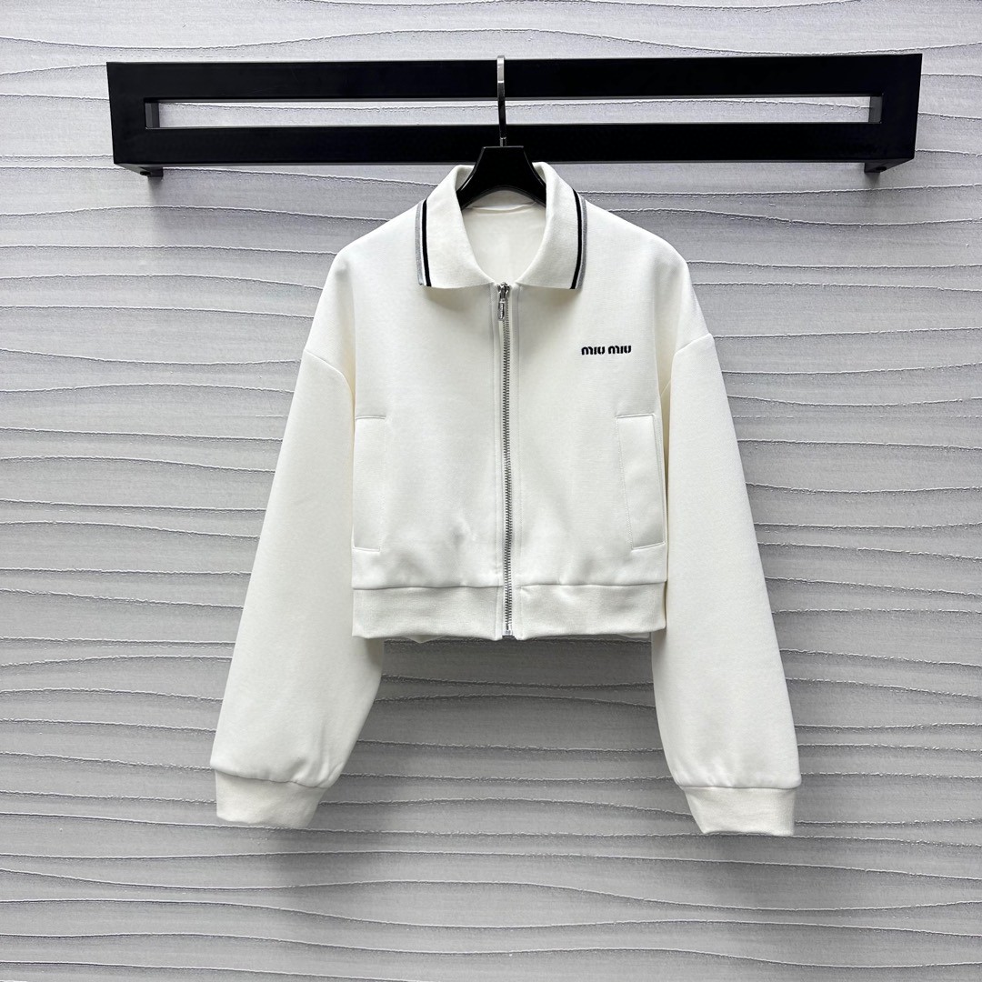 NO:423296,Jacket Miumi* new zipper jacket jacket skirt suit customized YB imported cotton material, crisp, comfortable and stylish, zipper plaid adjustment, thread contrasting color woven neckline splicing design, add layered look, iconic letter embroidery logo embellishment on the chest, highlight the brand tone, short style does not pick on the figure, surface accessories development, lapel jacket jacket paired with skirts in the same series, details echo up and down, more brand fashion style, the most popular outfits nowadays, age-reducing campus style, higher version,,miumiu, skirts, jackets & coats, jackets & coats, alexander wang19860909外套  半裙Miumi*新品上架拉链夹克外套半裙套装定制YB进口人棉材质 挺括舒适有型 拉链开襟调节 配合螺纹撞色织带领口拼接设计 增添造型层次感 胸前标志性字母刺绣徽标点缀装饰 彰显品牌调性 短款版型不挑身材 面辅料开发 翻领夹克外套搭配同系列半裙 细节上下呼应 更具品牌时尚风范 时下最流行穿搭 减龄校园风格 高版本,,miumiu,skirts,jackets & coats,jackets & coats,alexander wang,Women's clothing