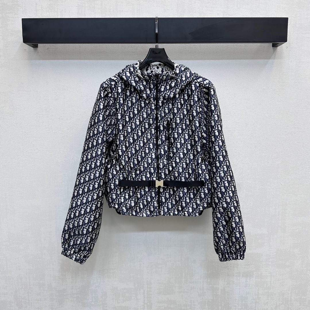 NO:423327,Dio*2025 new product launches on the shelves of Jacquard Hooded Jacket Customized YB imported Jacquard Material is crisp and stylish, full of texture, full of printed iconic jacquard logo elements, combined with the back letter webbing embellishment, highlighting the brand tone, waist-side symmetrical silhouette pockets with central axis drawstring buckle adjustment design, add styling layering, surface auxiliary material development Hooded Jacket jacket tailoring can be matched with the same series of skirts, complete sets or separate outfits, high-end version,,dior, skirts, jackets & coats, jackets & coats,hats,alexander wang19860909Dio*2025新品上架提花连帽冲锋外套定制YB进口提花冲锋材质 挺括有型 质感十足 通体满印标志性提花徽标元素 配合后背字母织带点缀 彰显品牌调性 腰侧对称廓形口袋配合中轴抽绳带扣调节设计 增添造型层次感 面辅料开发 连帽夹克外套剪裁 可搭配同系列半裙 成套或分开穿搭出彩时髦  高版本,,dior,skirts,jackets & coats,jackets & coats,hats,alexander wang,Women's clothing