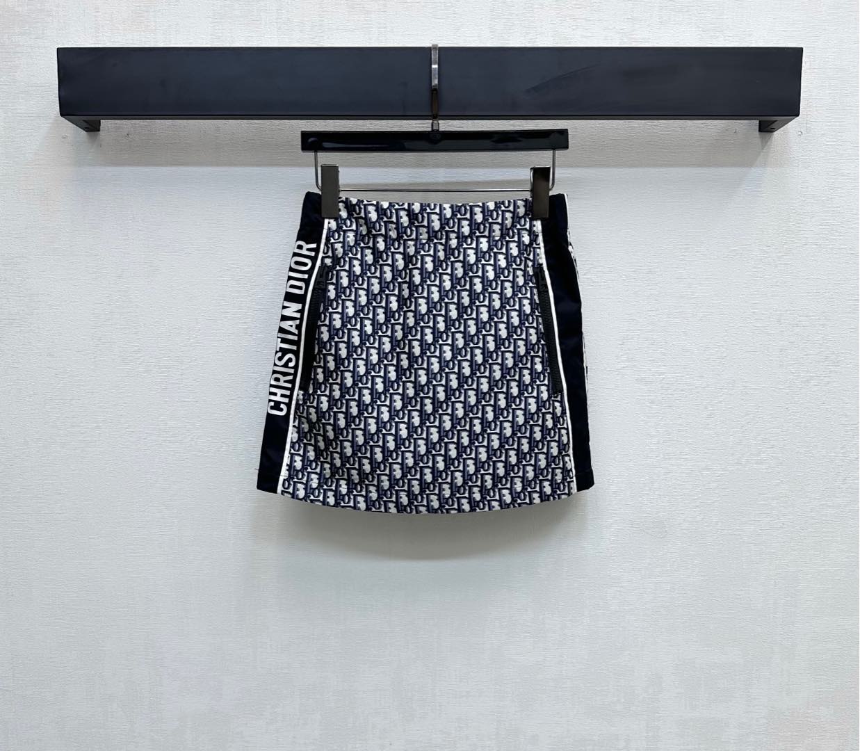 NO:423316,Dio*2025 new product is available on the shelves of Jacquard Skirt Customized YB imported Jacquard Material High-quality texture, crisp and stylish, full-print iconic jacquard logo elements, combined with double-sided letter webbing embellishment, highlighting the brand tone, elastic waist adjustment symmetrical zipper pocket design, add layered shape, surface auxiliary material development, high waist micro A short skirt tailoring, can be matched with the same series of jackets, complete set or separate outfits, high-end version,,dior, skirts, jackets & coats,alexander wang19860909Dio*2025新品上架提花冲锋半裙定制YB进口提花冲锋材质 质感高级 挺括有型 通体满印标志性提花徽标元素 配合双侧字母织带点缀装饰 彰显品牌调性 弹力松紧腰头调节对称拉链口袋设计 增添造型层次感 面辅料开发 高腰微A短裙剪裁 可搭配同系列外套 成套或分开穿搭出彩时髦  高版本,,dior,skirts,jackets & coats,alexander wang,Women's clothing