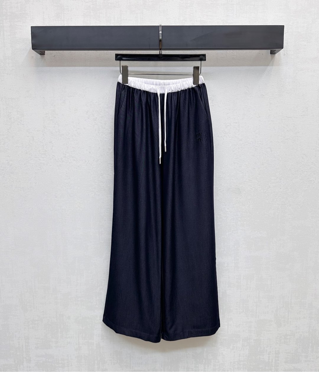 NO:423218,Miumi*'s new product is available for drawstring wide-leg trousers, customized YB imported native cotton material, breathable, soft and skin-friendly, presenting a light and draped texture, voxel color and splicing contrasting color waist drawstring adjustment design, adding layered look, iconic letter embroidery logo decoration in the pocket, highlighting the brand tone, surface auxiliary material development, elastic wide-leg trousers tailoring, commuting and date casually match, simple and fashionable, high-end version,,miumiu,alexander wang19860909Miumi*新品上架抽绳阔腿长裤定制YB进口原生全棉材质 透气柔软亲肤 呈现轻薄垂坠质感 通体素色配合拼接撞色腰头抽绳调节设计 增添造型层次感 口袋处点缀标志性字母刺绣徽标装饰 彰显品牌调性 面辅料开发 弹力阔腿长裤剪裁 通勤约会随意搭配穿搭简约时髦 高版本,,miumiu,alexander wang,Women's clothing