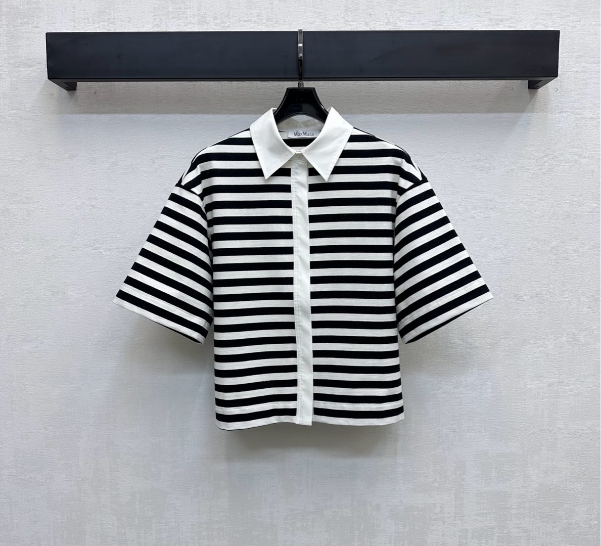 NO:424724,Maxma*2025 new product lapel striped shirts are customized with YB imported twill cotton. It is comfortable to texture, moisture-absorbing and breathable. The whole body black and white striped interlaced neckline is designed with contrasting color details. Simple and fashionable. It highlights the brand tone. It is decorated with hidden buttons to adjust and facilitates putting on and off. It adds a sense of styling. The surface auxiliary materials are developed. Lapel short-sleeved shirt tailoring. It can be matched with the same series of shorts. Simple and atmospheric. The complete set is brilliant and fashionable. High-version, shorts, shirts, T-shirts, alexander wang.19860909Maxma*2025新品上架翻领条纹衬衫定制YB进口斜纹棉材质 质感舒适 吸湿透气 通体黑白两色条纹交错领口前襟沿用撞色细节设计 简约时尚 彰显品牌调性 饰以隐藏式纽扣调节方便穿脱 增添造型层次感 面辅料开发 翻领短袖衬衣剪裁 可搭配同系列短裤 简约大气 成套穿搭出彩时髦 高版本,,shorts,shirts,T-shirt,alexander wang,Women's clothing