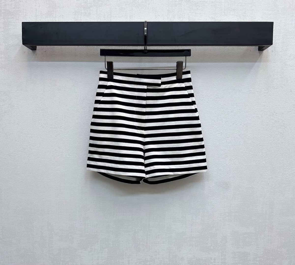 NO:424703,Maxma*2025 new product is on the shelves of striped high-waist shorts customized YB imported twill cotton material. Comfortable texture, moisture-absorbing and breathable. The whole body is intertwined with the symmetrical pocket style design. Simple and fashionable. Show the brand tone. The surface and auxiliary materials are developed. High-waist button shorts tailored. Can be matched with the same series tops. Simple and atmospheric. Complete sets are brilliant and fashionable. High-version, shorts, alexander wang.19860909Maxma*2025新品上架条纹高腰短裤定制YB进口斜纹棉材质 质感舒适 吸湿透气 通体黑白两色条纹交错 配合对称口袋版型设计 简约时尚 彰显品牌调性 面辅料开发 高腰系扣短裤剪裁 可搭配同系列上衣 简约大气 成套穿搭出彩时髦  高版本,,shorts,alexander wang,Women's clothing