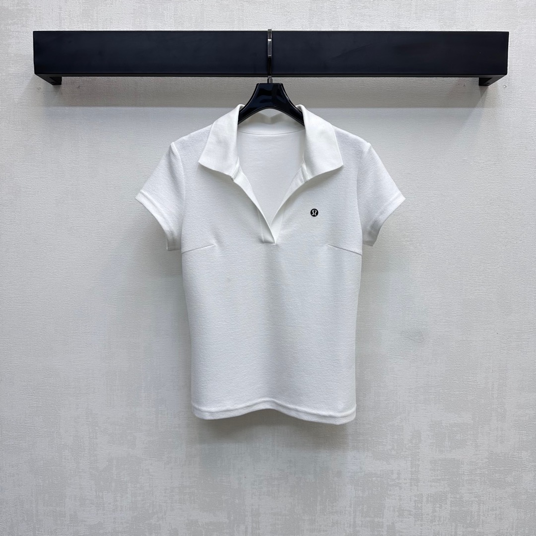 NO:432344,Lulu*2025 new product lapel short-sleeved tops on shelves are customized YB imported twill cotton material, breathable and comfortable, full texture, voxel color, combined with v-neck design, add layered look, iconic letter logo embellishment on the chest, highlight the brand tone, surface auxiliary material development, lapel top style cut, simple and atmospheric, daily commuting and date outfits are brilliant and fashionable, high-end version, T-shirt, alexander wang19860909Lulu*2025新品上架翻领短袖上衣定制YB进口斜纹棉材质 透气舒适 质感十足 通体素色 配合v领设计 增添造型层次感 胸口标志性字母徽标点缀装饰 彰显品牌调性 面辅料开发 翻领上衣版型剪裁 简约大气 日常通勤约会穿搭出彩时髦 高版本,,T-shirt,alexander wang,Women's clothing