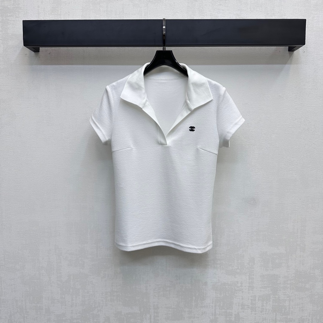 NO:429428,Chane*2025 new product lapel short-sleeved tops are customized with YB imported twill cotton, breathable and comfortable, full texture, voxel color and V-neck design, adding layered look, iconic letter logo embellishment on the chest, highlighting the brand tone, surface auxiliary material development, lapel top style cut, simple and atmospheric, daily commuting and date outfits are brilliant and fashionable, high-end, chanel, T-shirt, alexander wang19860909Chane*2025新品上架翻领短袖上衣定制YB进口斜纹棉材质 透气舒适 质感十足 通体素色配合V领设计 增添造型层次感 胸口标志性字母徽标点缀装饰 彰显品牌调性 面辅料开发 翻领上衣版型剪裁 简约大气 日常通勤约会穿搭出彩时髦 高版本,,chanel,T-shirt,alexander wang,Women's clothing