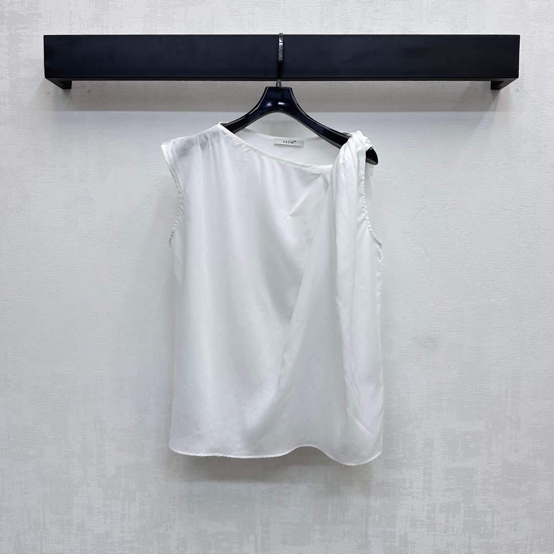 NO:424718,Skf*2025 new product is on the shelves of asymmetric plain vest custom YB imported linen cotton material. The texture is comfortable and delicate. The irregular neckline design is used to add a sense of styling. The upper body is full of lazy literary atmosphere. The surface and auxiliary materials are developed. Sleeveless tops are cut. Paired with skirts and pants at will. Commuting and vacations are easy to wear to create a fashionable look. High-version 2 colors, skirts, alexander wang19860909Skf*2025新品上架不对称素色背心定制YB进口亚麻棉材质 质感舒适细腻 沿用不规则领口设计 增添造型层次感 上身充满慵懒文艺气息 面辅料开发 无袖上衣剪裁 随意搭配裙裤装 通勤度假轻松穿搭出洋气感  高版本2色,,skirts,alexander wang,Women's clothing