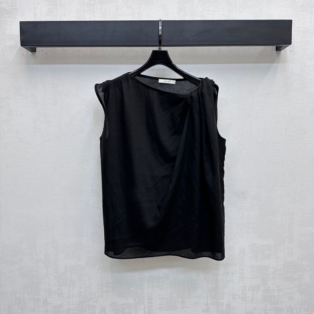 NO:424739,Skf*2025 new product is on the shelves of asymmetric plain vest custom YB imported linen cotton material. The texture is comfortable and delicate. The irregular neckline design is used to add a sense of styling. The upper body is full of lazy literary atmosphere. The surface and auxiliary materials are developed. Sleeveless tops are cut. Paired with skirts and pants at will. Commuting and vacations are easy to wear to create a fashionable look. High-version 2 colors, skirts, alexander wang19860909Skf*2025新品上架不对称素色背心定制YB进口亚麻棉材质 质感舒适细腻 沿用不规则领口设计 增添造型层次感 上身充满慵懒文艺气息 面辅料开发 无袖上衣剪裁 随意搭配裙裤装 通勤度假轻松穿搭出洋气感  高版本2色,,skirts,alexander wang,Women's clothing