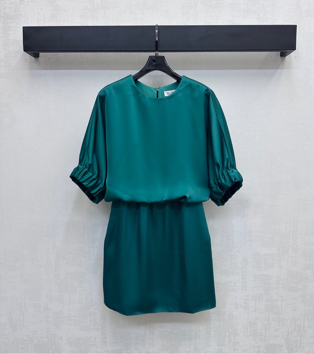 NO:424792,Maxmar*2025 new product is on the shelves of short-sleeved dress with bows and short-sleeved dresses, custom YB imported material, glossy and high-end, ready-to-wear adopts three-dimensional cutting process to fit the body lines, achieving the effect of highlighting the style of a rich girl without extra decoration, the back is decorated with a lace-up bow to highlight the brand tone, retro and fashionable, highlighting the curve style, surface auxiliary materials development, short-sleeved dress tailoring, commuting and date outfits to make you look slim and fashionable, high-version 2 colors, skirts, T-shirt, alexander wang19860909Maxmar*2025新品上架蝴蝶结短袖连衣裙定制YB进口材质 光泽垂顺高级 成衣采用立体裁剪工艺贴合身体线条 达到无需赘饰就能凸显千金格调感的效果 后背饰以系带蝴蝶结装饰 彰显品牌调性 复古时髦抬气质 凸显曲线样式得体 面辅料开发 短袖连衣裙剪裁 通勤约会穿搭显瘦时髦  高版本2色,,skirts,T-shirt,alexander wang,Women's clothing