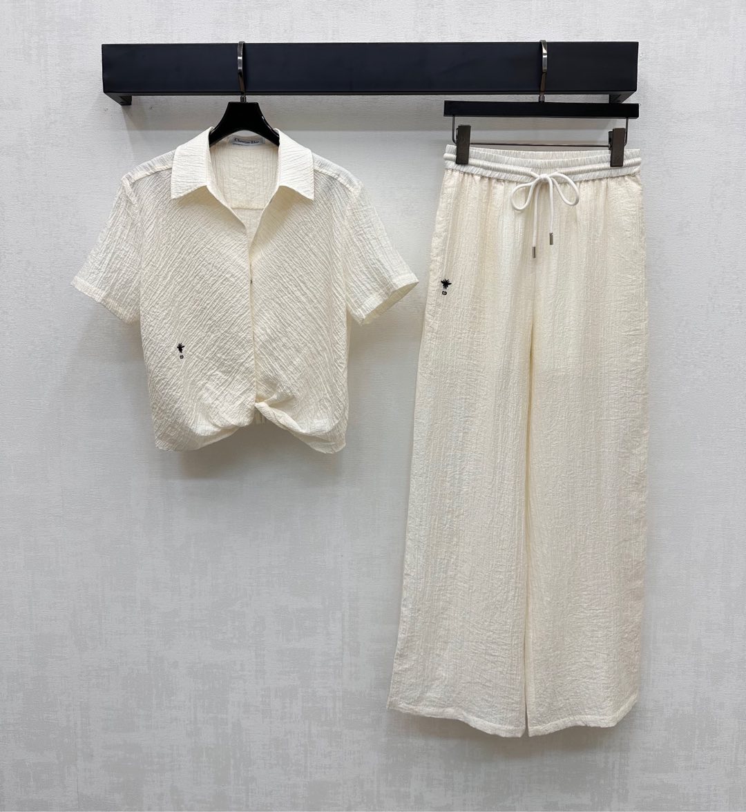 NO:424668,Dio*2025 new product pleated tops with wide-leg trousers set customized YB imported twill material is comfortable and skin-nourishing, and is more breathable. Dark lace button adjustment and hem pinch and pleated edge design add tone. Add a sense of styling and layering. Break the convention and richer visual effects. Large body three-dimensional texture pattern embellishment. Full of artistic sense. Embellish the iconic embroidery CD bee logo decoration. Details echo up and down to highlight the brand tone. Face and auxiliary materials development. Lapel short-sleeved tops with the same series of elastic trousers. Straight wide-leg style. Slack and elegant. Strong inclusiveness. Slimming and long legs. Complete sets of high-end and noble. High-end version,,dior,T-shirt,alexander wang19860909Dio*2025新品上架褶皱上衣阔腿长裤套装定制YB进口斜纹绸材质 舒适养肤 贵气十足 夏天不闷汗更透气 暗襟纽扣调节配合下摆捏褶收边设计 增添造型层次感 打破常规更丰富视觉效果 大身立体纹理图案点缀 富有艺术感 点缀标志性刺绣CD蜜蜂徽标装饰 细节上下呼应 彰显品牌调性 面辅料开发 翻领短袖上衣搭配同系列弹力长裤 直筒阔腿版型 气质松弛优雅 包容性强 显瘦超显腿长 成套穿搭高级贵气 高版本,,dior,T-shirt,alexander wang,Women's clothing