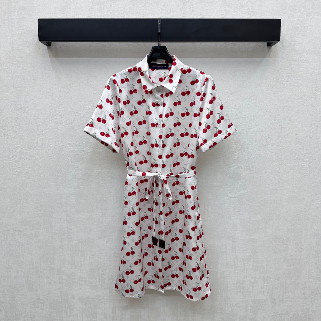 NO:423248,Vuitto* new product is on the shelves of belt printed dress with custom YB imported twill thick material, texture is shiny, breathable and comfortable, whole body leaf clover letter printing pattern base color cherry elements, highlight the brand tone, use open buttons to adjust freely, easy to put on and take off, and with waist-closing design of the waist-closing belt to add layered look, surface auxiliary materials development, lapel short-sleeved shirt dress tailoring, commuting and date outfits are brilliant and fashionable, high version 2 colors, skirts, T-shirt, alexander wang19860909Vuitto*新品上架腰带印花连衣裙定制YB进口斜纹稠材质 质感光泽 透气舒适 通体叶草字母印花图案打底彩色樱桃元素 彰显品牌调性 沿用开襟纽扣自由调节 方便穿脱 配合腰间本布腰带收腰设计 增添造型层次感 面辅料开发 翻领短袖衬衣裙剪裁 通勤约会穿搭出彩时髦 高版本2色,,skirts,T-shirt,alexander wang,Women's clothing
