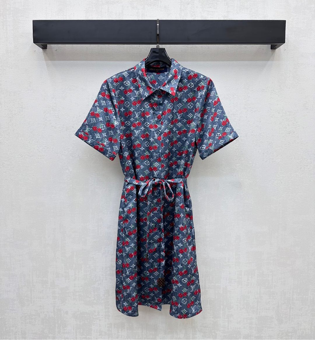NO:423232,Vuitto* new product is on the shelves of belt printed dress with custom YB imported twill thick material, texture is shiny, breathable and comfortable, whole body leaf clover letter printing pattern base color cherry elements, highlight the brand tone, use open buttons to adjust freely, easy to put on and take off, and with waist-closing design of the waist-closing belt to add layered look, surface auxiliary materials development, lapel short-sleeved shirt dress tailoring, commuting and date outfits are brilliant and fashionable, high version 2 colors, skirts, T-shirt, alexander wang19860909Vuitto*新品上架腰带印花连衣裙定制YB进口斜纹稠材质 质感光泽 透气舒适 通体叶草字母印花图案打底彩色樱桃元素 彰显品牌调性 沿用开襟纽扣自由调节 方便穿脱 配合腰间本布腰带收腰设计 增添造型层次感 面辅料开发 翻领短袖衬衣裙剪裁 通勤约会穿搭出彩时髦 高版本2色,,skirts,T-shirt,alexander wang,Women's clothing
