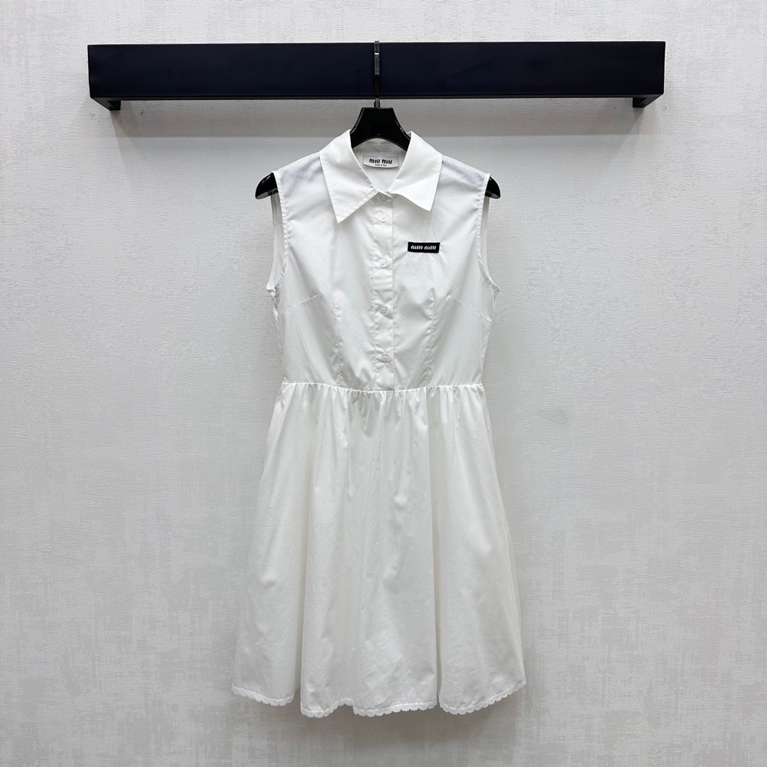 NO:423266,Miumi*'s new product is on the shelves of lapel pleated vest skirt, customized YB imported twill cotton material, comfortable to wear, breathable and delicate, freely adjust with half-pallet buttons, easy to put on and take off, combined with the hollowed-out design, add a sense of styling, iconic letter logo decoration on the chest, highlight the brand tone, surface auxiliary material development, sleeveless dress tailoring, commuting and date outfits simple and atmospheric, fashionable and age-reducing, high-version,,miumiu, skirts,alexander wang19860909Miumi*新品上架翻领压褶背心裙定制YB进口斜纹全棉材质 穿搭舒适 透气细腻 沿用半开襟纽扣自由调节 方便穿脱 配合后背镂空破开设计 增添造型层次感 胸前点缀标志性字母徽标装饰 彰显品牌调性 面辅料开发 无袖连衣裙剪裁 通勤约会穿搭简约大气 时髦减龄 高版本,,miumiu,skirts,alexander wang,Women's clothing