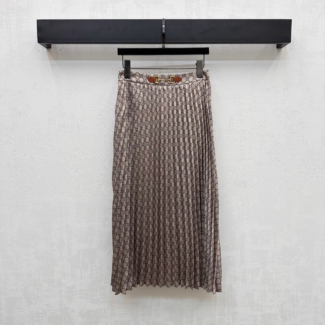 NO:423282,Gucc* new product is on the shelves of printed pleated skirts customized with YB imported twill thick material, smooth and light and comfortable, full of double G letter logo elements, highlighting the brand tone, relaxed and fashionable, full of old and famous feeling, and the waist is decorated with leather metal buckles to add a sense of styling. The surface and auxiliary materials are developed. High-waist pleated skirt tailoring. The legs are decorated casually. The outfit is more advanced. High-version, gucci, skirts, alexander wang19860909Gucc*新品上架印花百褶半裙定制YB进口斜纹稠材质 垂顺轻薄舒适 通体满印双G字母徽标元素 彰显品牌调性 松弛而时髦 带有满满名媛老钱感 腰间沿用皮标金属扣点缀装饰 增添造型层次感 面辅料开发 高腰百褶半裙剪裁 随意搭配上装修饰腿部线条 穿搭更为高级气质  高版本,,gucci,skirts,alexander wang,Women's clothing