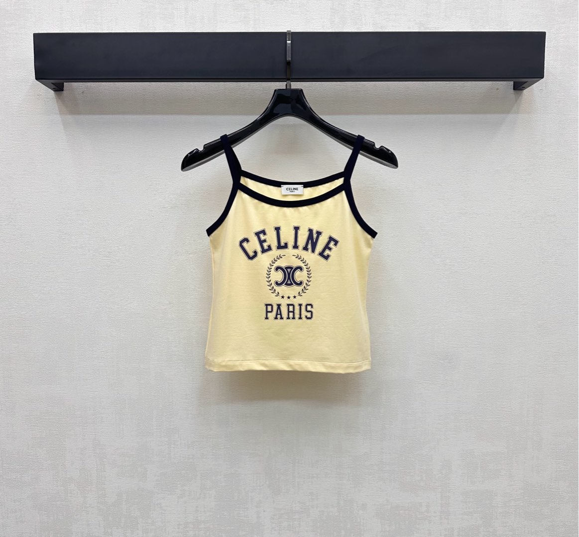 NO:425889,Celin*2025 new product launches the shelves of contrasting suspender vest custom YB imported native cotton material, breathable and comfortable, full texture, voxel color base with contrasting color edge design, add layered styling, iconic letter printed logo pattern on the chest, highlight the brand tone, surface auxiliary material development, short vest style tailoring, simple styles to show sexy personality, single layered loose tone, light luxury and fashionable temperament, first choice for fashion outfits in all seasons, high version 4 colors l,,celine,alexander wang19860909Celin*2025新品上架撞色吊带背心定制YB进口原生全棉材质 透气舒适 质感十足 通体素色打底配合撞色包边设计 增添造型层次感 胸前标志性字母印花徽标图案 彰显品牌调性 面辅料开发 短款背心版型剪裁 让简单款式穿出性感个性 单穿叠穿松弛调性 轻奢时髦气质 四季时尚穿搭首选  高版本4色 l,,celine,alexander wang,Women's clothing