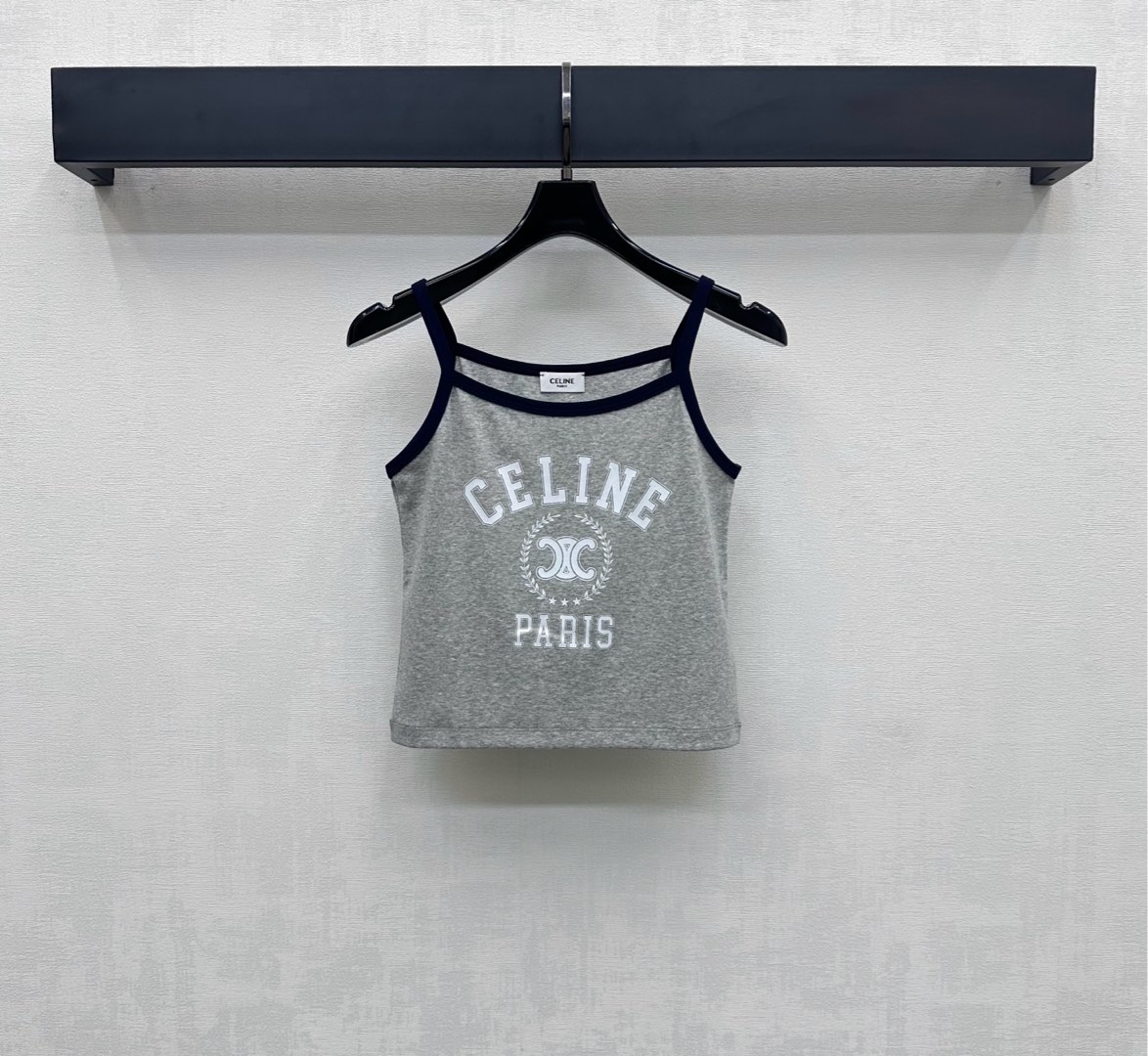 NO:425881,Celin*2025 new product is available for contrasting color suspender vest custom YB imported native cotton material, breathable and comfortable, full texture, voxel color base with contrasting color edge design, add layered look, iconic letter printed logo pattern on the chest, highlight the brand tone, surface auxiliary material development, short vest style tailoring, simple styles to show sexy personality, single layered loose tone, light luxury and fashionable temperament, first choice for fashion outfits in all seasons, high version 4 colors,,celine,alexander wang19860909Celin*2025新品上架撞色吊带背心定制YB进口原生全棉材质 透气舒适 质感十足 通体素色打底配合撞色包边设计 增添造型层次感 胸前标志性字母印花徽标图案 彰显品牌调性 面辅料开发 短款背心版型剪裁 让简单款式穿出性感个性 单穿叠穿松弛调性 轻奢时髦气质 四季时尚穿搭首选  高版本4色,,celine,alexander wang,Women's clothing