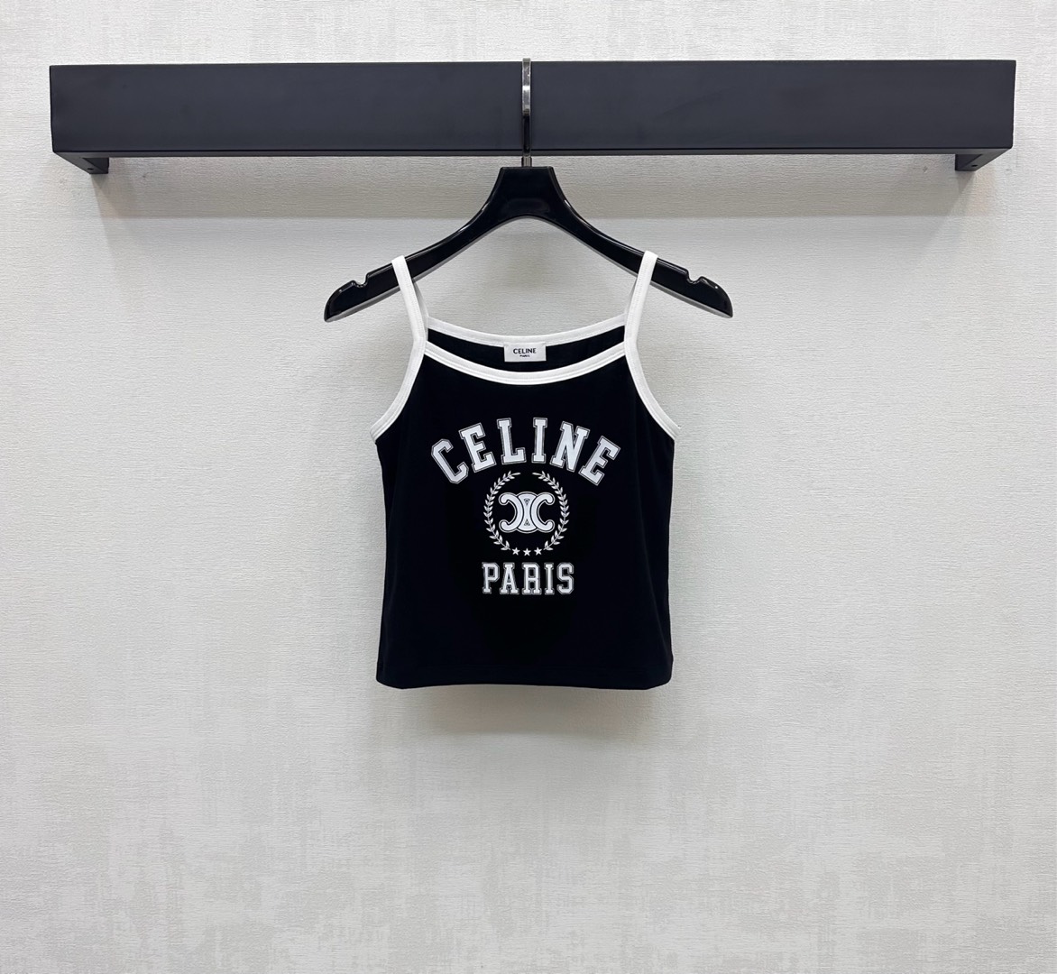 NO:425870,Celin*2025 new product is available for contrasting color suspender vest custom YB imported native cotton material, breathable and comfortable, full texture, voxel color base with contrasting color edge design, add layered look, iconic letter printed logo pattern on the chest, highlight the brand tone, surface auxiliary material development, short vest style tailoring, simple styles to show sexy personality, single layered loose tone, light luxury and fashionable temperament, first choice for fashion outfits in all seasons, high version 4 colors,,celine,alexander wang19860909Celin*2025新品上架撞色吊带背心定制YB进口原生全棉材质 透气舒适 质感十足 通体素色打底配合撞色包边设计 增添造型层次感 胸前标志性字母印花徽标图案 彰显品牌调性 面辅料开发 短款背心版型剪裁 让简单款式穿出性感个性 单穿叠穿松弛调性 轻奢时髦气质 四季时尚穿搭首选  高版本4色,,celine,alexander wang,Women's clothing