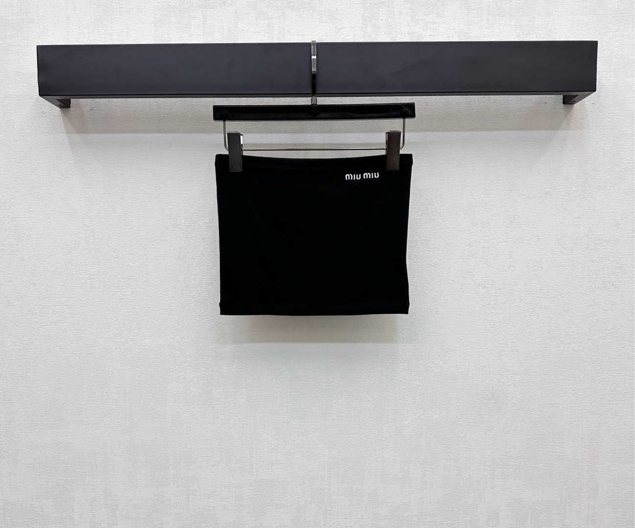 NO:425893,Miumi*'s new product is on the shelves of plain tube tops and vests, customized YB imported twill cotton, breathable and comfortable, full texture, full of texture, voxel color and slim fit style to create a fashionable temperament, slim and inclusive figure, add a sense of styling, embroidered with iconic letter embroidery logo decoration on the chest, highlight the brand tone, surface auxiliary material development, flat-mouth tube top cut, casually matched with skirts and pants, elegant and sweet upper body, extremely high matching, unlock various ways of wearing, high version,,miumiu, skirts, alexander wang19860909Miumi*新品上架素色抹胸背心定制YB进口斜纹棉材质 透气舒适 质感十足 通体素色配合修身版型穿出时髦气质 显瘦包容身材 增添造型层次感 胸前点缀标志性字母刺绣徽标装饰 彰显品牌调性 面辅料开发 平口抹胸上衣剪裁 随意搭配裙裤装上身优雅甜美 搭配性极高 解锁各种穿搭方式  高版本,,miumiu,skirts,alexander wang,Women's clothing