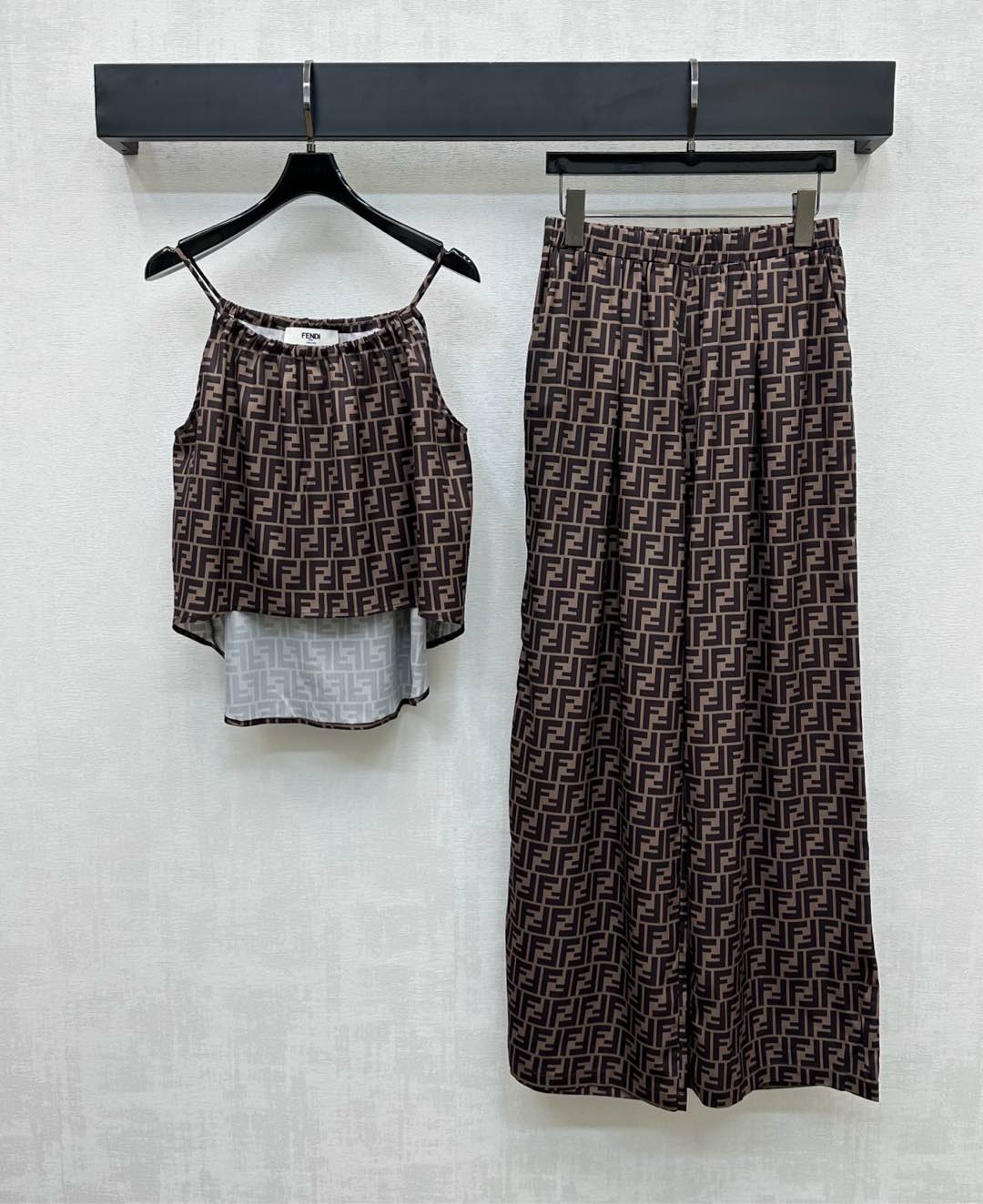 NO:426637,Fend*2025 new product is on the shelves of printed suspender trousers set, customized YB imported twill material, hangs and comfortable, full texture, full of printed double F letter logo elements, highlighting the brand tone, the top is short in front and long in the back is irregularly cut, and the elastic waist is adjusted to increase the styling layering, surface auxiliary materials development, suspender vests are matched with wide-leg trousers in the same series, commuting and vacation outfits are high-end and fashionable, high-end version, fendi, alexander wang19860909Fend*2025新品上架印花吊带长裤套装定制YB进口斜纹绸材质 垂顺舒适 质感十足 通体满印双F字母徽标元素 彰显品牌调性 上衣沿用前短后长不规则裁剪 配合裤子弹力腰头调节松紧设计 增添造型层次感 面辅料开发 吊带背心搭配同系列阔腿长裤 通勤度假穿搭高级时髦 高版本,,fendi,alexander wang,Women's clothing
