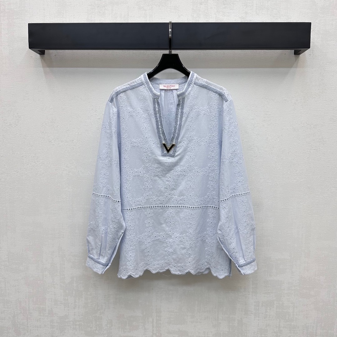 NO:426645,Valentin*2025 new product embroidered tops and shorts set customized YB imported twill cotton material, skin-friendly and comfortable, breathable and smooth, treated with laser hollowing process, presenting irregular flower texture, adding layered texture, collar decoration is decorated with V-shaped metal buttons, highlighting the brand tone, the upper body is loose and fashionable, surface accessories are developed, long-sleeved tops are matched with elastic waist wide-leg shorts, details echo up and down, complete sets of high-end and lazy, high-version 2 colors, valentino, shorts, alexander wang19860909Valentin*2025新品上架绣花上衣短裤套装定制YB进口斜纹棉材质 亲肤舒适 透气垂顺 沿用激光镂空工艺处理 呈现出不规则花朵肌理 增添造型层次感 领间饰以V字金属扣点缀装饰 彰显品牌调性 上身松弛时髦 面辅料开发 长袖上衣搭配同系列松紧腰阔腿短裤 细节上下呼应 成套穿搭高级慵懒 高版本2色,,valentino,shorts,alexander wang,Women's clothing