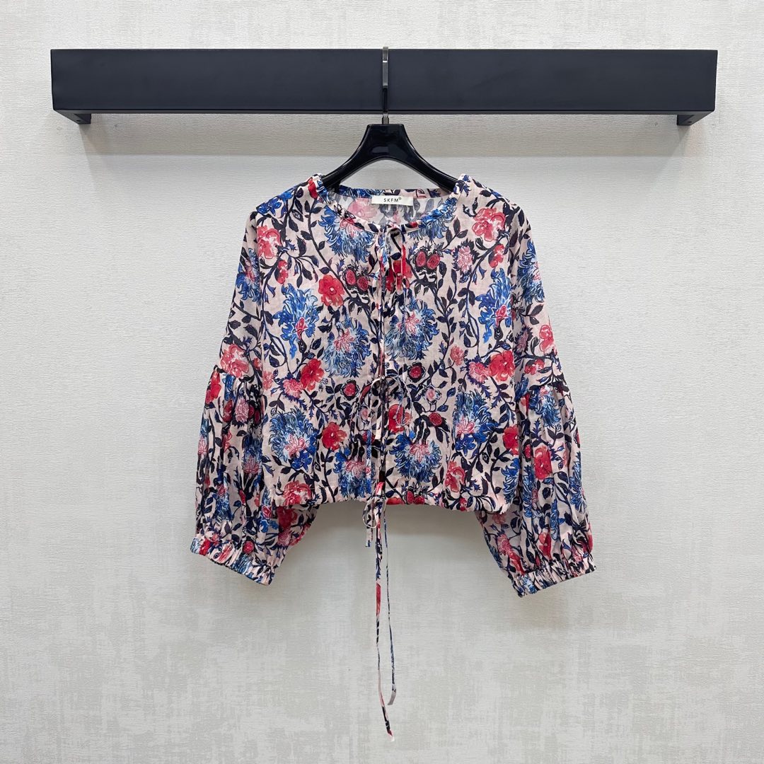 NO:428149,Skf*2025 new product printed drawstring tops are customized with YB imported linen cotton. Texture and luster. Natural skin-nourishing. The whole body is full of flowers and branches and leaves. It highlights the brand tone. It is decorated with open laces to adjust and is easy to put on and off. It is designed with a drawstring on the neckline hem to add a sense of styling. The surface auxiliary material development. Round neck long-sleeved top tailoring. Commuting and vacation outfit is retro and fashionable. High-version, alexander wang19860909Skf*2025新品上架印花抽绳上衣定制YB进口亚麻棉材质 质感光泽 天然养肤 通体印满花朵枝叶元素 彰显品牌调性 饰以开襟系带调节方便穿脱 配合领口下摆抽绳设计 增添造型层次感 面辅料开发 圆领长袖上衣剪裁 通勤度假穿搭复古时髦  高版本,,alexander wang,Women's clothing