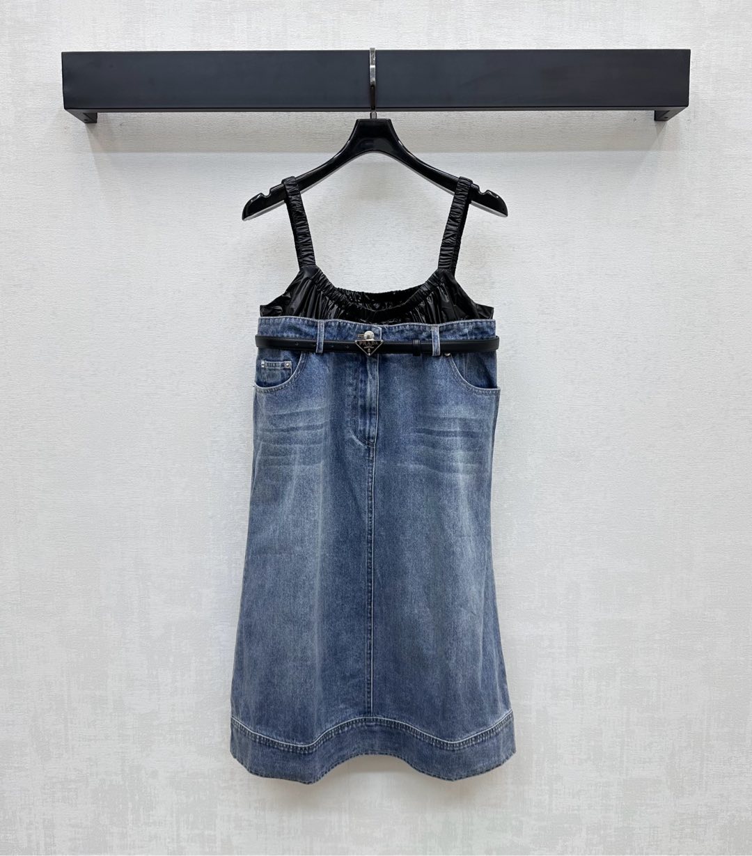 NO:427150,Prad*2025 new product is on the shelves of spliced ​​denim vest skirts. Customized YB imported twill cotton denim material. Multiple washes. Clever and stylish. Decorated with the latest elements. Two-piece splicing design. Adding layered look. The chest is decorated with the iconic triangle logo belt adjustment decoration. It is echoed with the letters and leather logo of the skirt. It highlights the brand tone. The surface auxiliary material development. Strap dress tailoring. Commuting and date outfits are high-end. High-end version, prada, skirts, alexander wang.19860909Prad*2025新品上架拼接牛仔背心裙定制YB进口斜纹棉牛仔材质 多重水洗 挺括有型 饰以最新元素假两件拼接设计 增添造型层次感 胸前饰以标志性三角徽标皮带调节装饰 配合裙摆字母皮标呼应 彰显品牌调性 面辅料开发 吊带连衣裙剪裁 通勤约会穿搭高级时髦  高版本,,prada,skirts,alexander wang,Women's clothing