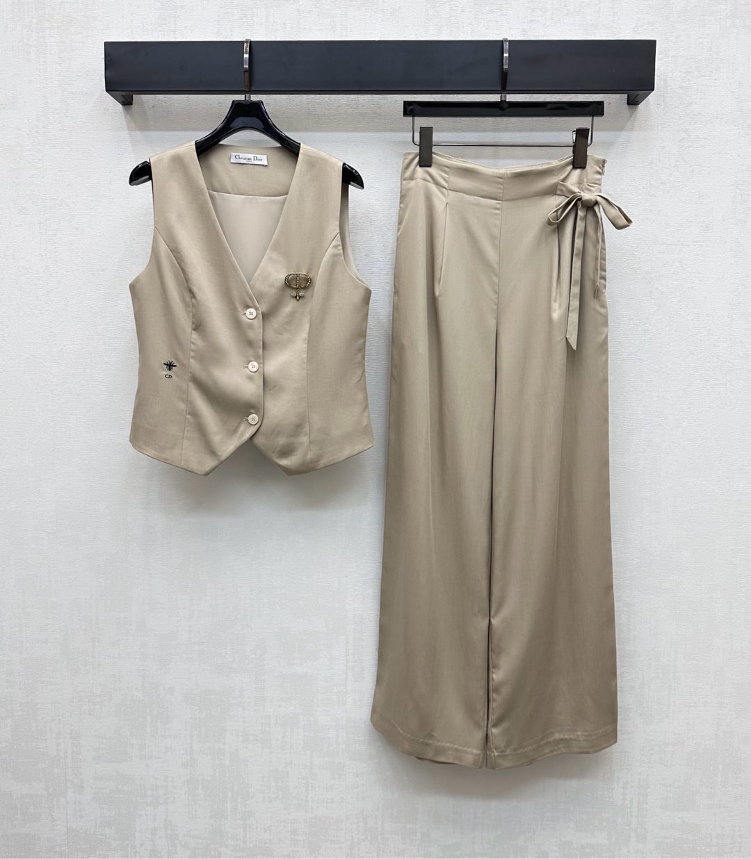 NO:427140,Dio*2025 new product brooch vest trousers set customized YB imported linen silk material, obvious texture, comfortable skin care, top decoration with open-leg button adjustment design is easy to put on and off, combined with trousers waist and side lace decoration, add layered feeling, top chest is decorated with rhinestone letters bee brooch waist and side iconic embroidery logo embellished to highlight the brand tone, surface accessories development, vest wide-leg trousers set tailoring, complete set of high-end and noble, high-version 2 colors,,dior,brooch, breastpin,alexander wang19860909Dio*2025新品上架胸针马甲长裤套装定制YB进口亚麻天丝材质 肌理明显 养肤舒适 上衣饰以开襟纽扣调节设计方便穿脱 配合裤子腰侧系带装饰 增添造型层次感 上衣胸前饰以水钻字母蜜蜂胸针腰侧标志性刺绣徽标点缀 彰显品牌调性 面辅料开发 马甲阔腿长裤套装剪裁 成套穿搭高级贵气 高版本2色,,dior,brooch，breastpin,alexander wang,Women's clothing