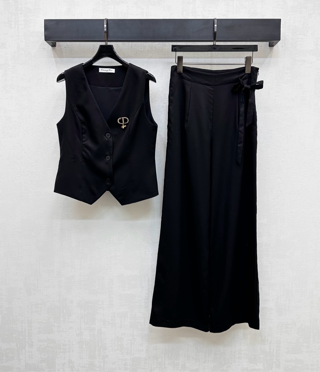 NO:427129,Dio*2025 new product brooch vest trousers set customized YB imported linen silk material, obvious texture, comfortable skin care, top decoration with open-leg button adjustment design is easy to put on and off, combined with trousers waist and side lace decoration, add layered feeling, top chest is decorated with rhinestone letters bee brooch waist and side iconic embroidery logo embellished to highlight the brand tone, surface accessories development, vest wide-leg trousers set tailoring, complete set of high-end and noble, high-version 2 colors,,dior,brooch, breastpin,alexander wang19860909Dio*2025新品上架胸针马甲长裤套装定制YB进口亚麻天丝材质 肌理明显 养肤舒适 上衣饰以开襟纽扣调节设计方便穿脱 配合裤子腰侧系带装饰 增添造型层次感 上衣胸前饰以水钻字母蜜蜂胸针腰侧标志性刺绣徽标点缀 彰显品牌调性 面辅料开发 马甲阔腿长裤套装剪裁 成套穿搭高级贵气 高版本2色,,dior,brooch，breastpin,alexander wang,Women's clothing