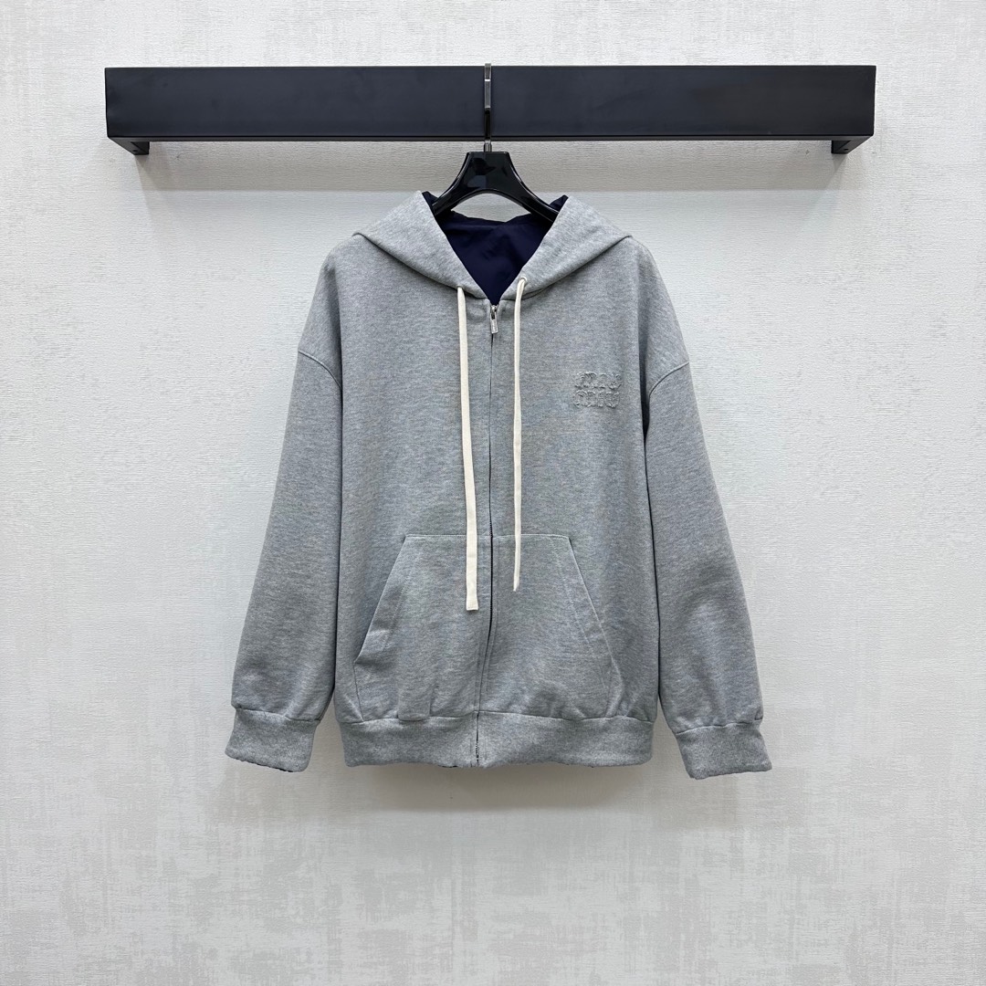 NO:427117,Miumi*2025 new product is on the shelves of both sides of hooded jackets, customized with YB imported twill cotton nylon material, comfortable, crisp and stylish, voxel color base with symmetrical pocket style design, add layering, chest embellishment with iconic letter logo decoration, highlight brand tone, surface auxiliary material development, hooded zipper jacket tailoring, can be matched with skirts in the same series, the set of upper body is simple and atmospheric, buy separately and match with casual and fashionable, high-end version,,miumiu, skirts, jackets & coats,hats,alexander wang19860909Miumi*2025新品上架两面穿连帽外套定制YB进口斜纹全棉尼龙材质 舒适挺括有型 通体素色打底配合插兜对称口袋版型设计 增添造型层次感 胸前点缀标志性字母徽标装饰 彰显品牌调性 面辅料开发 连帽拉链外套剪裁 可搭配同系列半裙 成套上身简约大气 分开购入搭配休闲时髦   高版本,,miumiu,skirts,jackets & coats,hats,alexander wang,Women's clothing
