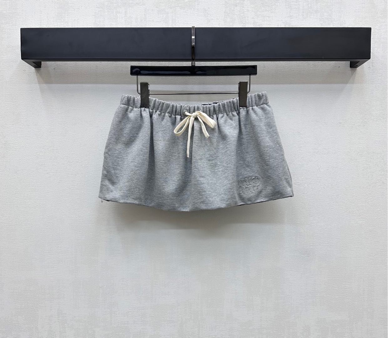 NO:427105,Miumi*2025 new product is on the shelves with drawstring skirts on both sides, customized YB imported twill cotton nylon material, comfortable, crisp and stylish, drawstring adjustment design at the waist, combined with symmetrical pocket style, add layering, skirt embellishes the iconic letter logo decoration, highlight the brand tone, surface auxiliary material development, pleated mini skirt tailoring, can be matched with the same series jacket, the set of upper body is simple and atmospheric, and purchased separately to match with casual and fashionable. High-end version,,miumiu, skirts, jackets & coats,alexander wang19860909Miumi*2025新品上架两面穿抽绳短裙定制YB进口斜纹全棉尼龙材质 舒适挺括有型 腰间沿用抽绳调节设计 配合对称口袋版型处理 增添造型层次感 裙摆点缀标志性字母徽标装饰 彰显品牌调性 面辅料开发 压褶迷你短裙剪裁 可搭配同系列外套 成套上身简约大气 分开购入搭配休闲时髦  高版本,,miumiu,skirts,jackets & coats,alexander wang,Women's clothing