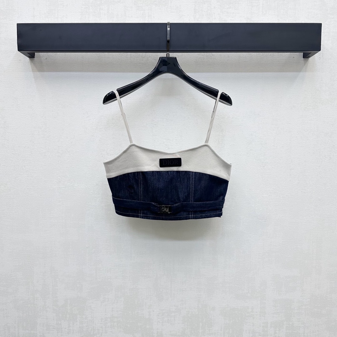 NO:428141,Dio*2025 new product is available for denim vest bra custom YB imported twill cotton denim material. Multiple washes show a crisp texture. Ultra-short chest wrap vest. Three-dimensional tailor-fitting chest line. Decorated with zipper snap adjustment design to add layered look. The inside is full of signature letters and jacquard elements. Echo the chest logo embellishment decoration to highlight the brand tone. The sense of high quality is instantly full. The surface auxiliary material development. Short vest bra tailoring. Single layering is brilliant and fashionable. You can easily control the outfit in all seasons. High-end version, dior, alexander wang19860909Dio*2025新品上架牛仔背心胸衣定制YB进口斜纹棉牛仔材质 多重水洗 呈现出挺括质感 超短款裹胸式背心 立体剪裁贴合胸线 饰以拉链卡扣调节设计 增添造型层次感 内里满印标志性字母提花元素 呼应胸前徽标点缀装饰 彰显品牌调性 高级感瞬间拉满 面辅料开发 短款背心胸衣剪裁 单穿叠穿出彩时髦 四季皆可轻松驾驭穿搭 高版本,,dior,alexander wang,Women's clothing