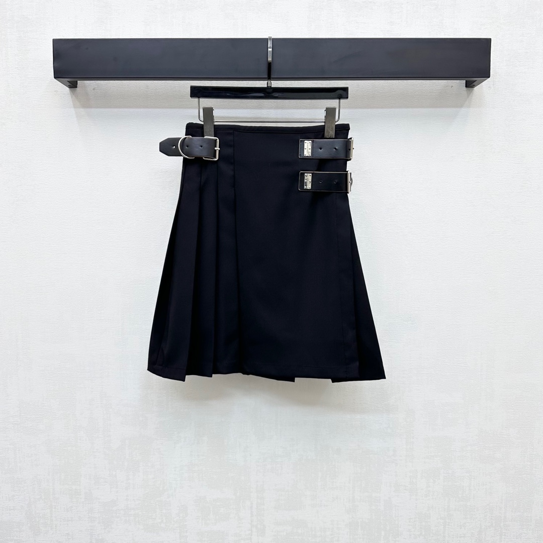 NO:427161,Prad*2025 new product is on the shelves of one-piece pleated skirt custom YB imported and imported material, smooth and full of texture. One-piece pleated skirt design is used to add layered shapes. The waist side is adjusted with belt buckles. It is embellished with the iconic triangle logo elements to highlight the brand tone. The surface and auxiliary materials are developed. High-waisted pleated skirt tailoring. It is slim and fashionable. High-version, prada, skirts, alexander wang19860909Prad*2025新品上架一片式百褶半裙定制YB进口进口材质 光泽垂顺 质感十足 沿用一片式拼接不对称百褶裙边设计 增添造型层次感 腰侧饰以皮带扣调节处理 配合标志性三角徽标元素点缀 彰显品牌调性 面辅料开发 高腰压褶半裙剪裁 随意穿搭显瘦时髦  高版本,,prada,skirts,alexander wang,Women's clothing