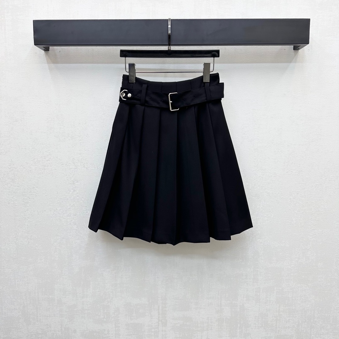 NO:427130,Prad*2025 new product is available on the shelves of belt pleated skirts, custom YB imported material, smooth and full texture, the waist is decorated with the belt adjustment design of the fabric belt, and the decoration is combined with metal circle buckle to highlight the brand tone. Prad skirt cuts to add layering tone, modify the hips and legs shape, surface auxiliary materials development, high-waist pleated skirt tailoring, casual outfits to make you look slim and fashionable, high-version, prada, skirts, alexander wang19860909Prad*2025新品上架腰带百褶半裙定制YB进口材质 光泽垂顺 质感十足 腰间饰以本布腰带调节设计 配合金属圆圈扣装饰 彰显品牌调性 百褶裙摆裁剪处理 增添造型层次感 修饰胯部腿形 面辅料开发 高腰百褶半裙剪裁 随意穿搭显瘦时髦  高版本,,prada,skirts,alexander wang,Women's clothing